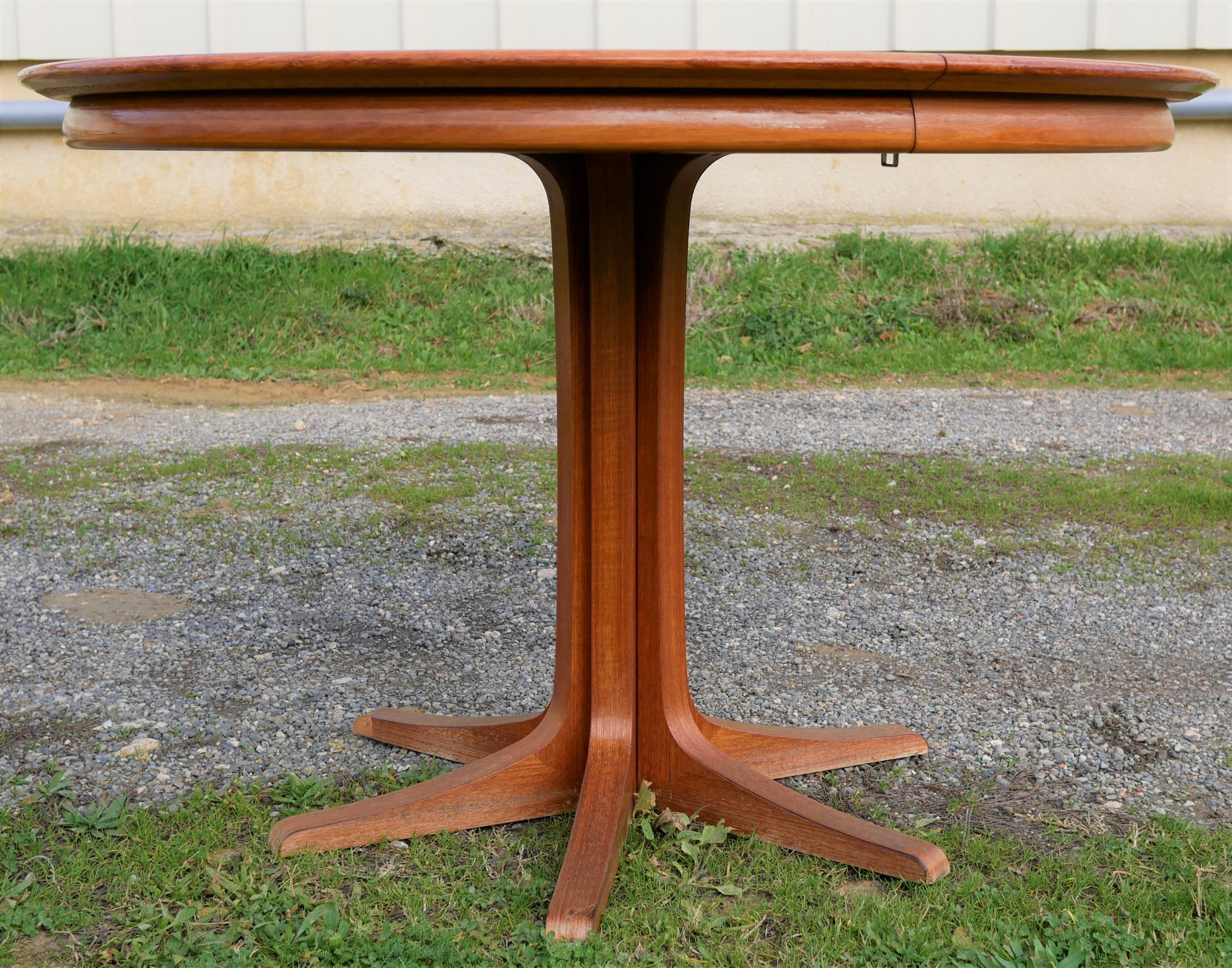 Dining round vintage with extensions