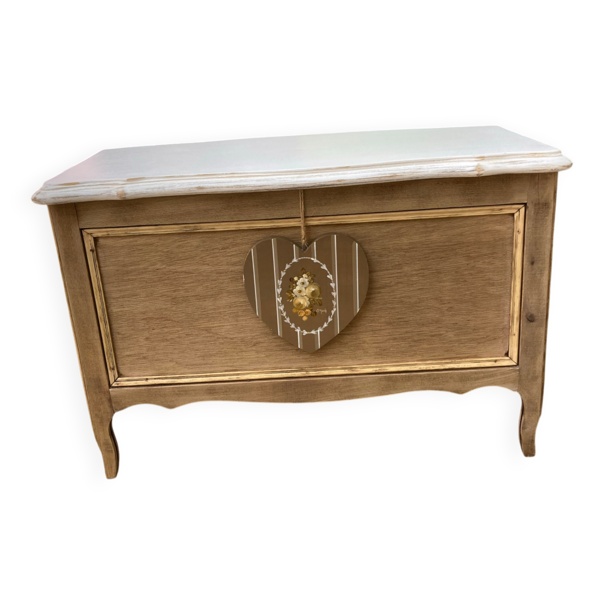 Very nice vintage heart toy chest in L. Ashley removable style.