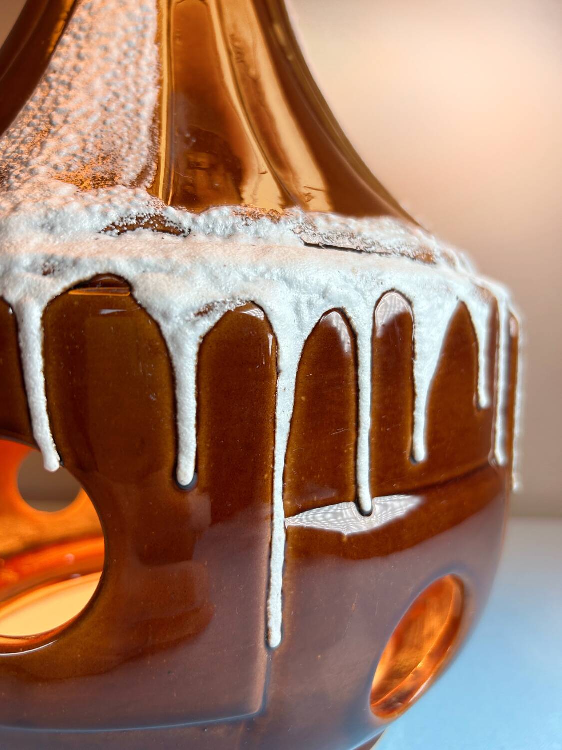 Lampe de sol céramique et bouclettes années 70