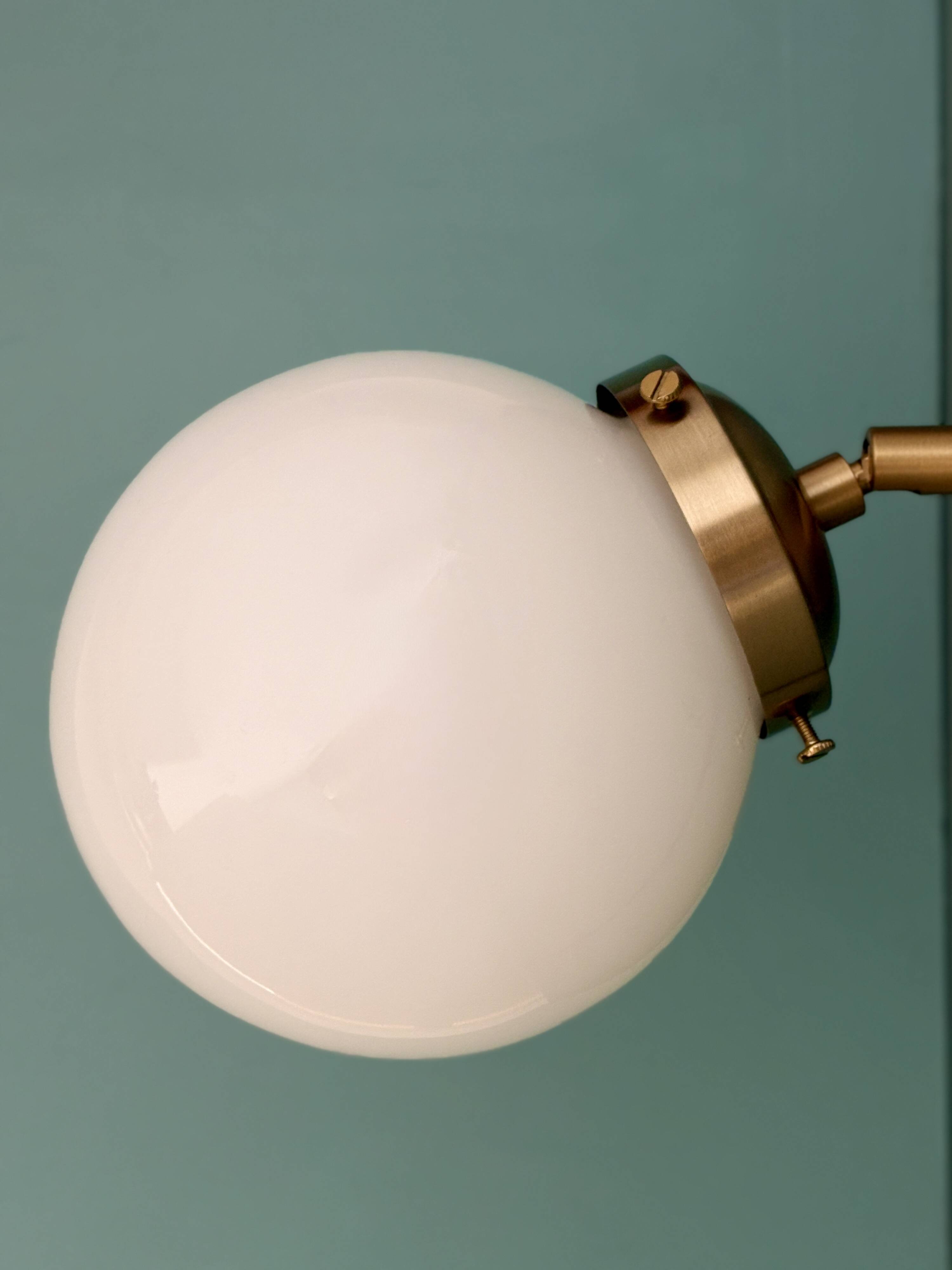 Applique globe vintage en opaline blanche