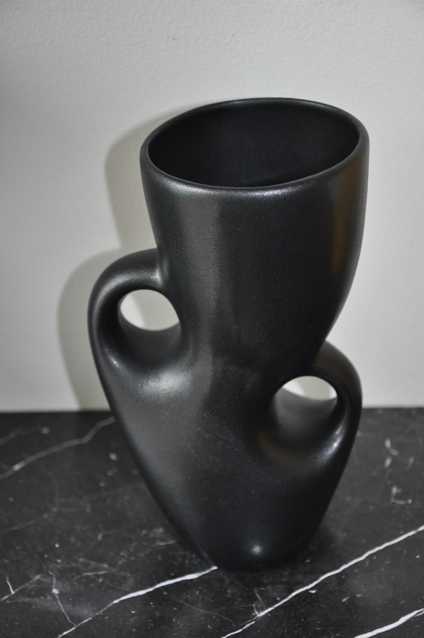 Vase noir céramique vintage forme libre
