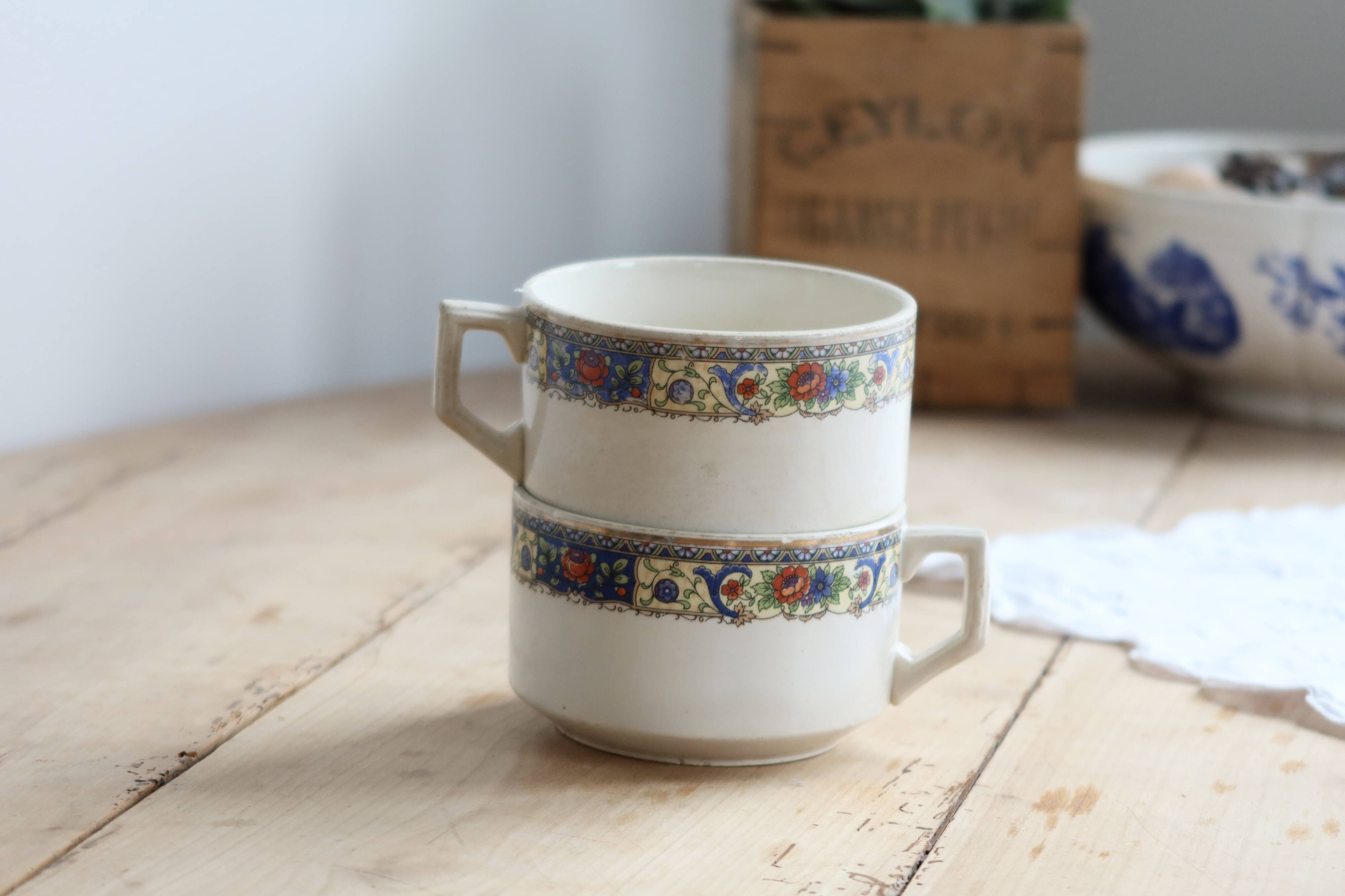 Ivory iron earth chocolate cup - Polychrome frieze decoration