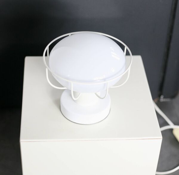 Lampe années 80, métal laqué blanc et globe verre