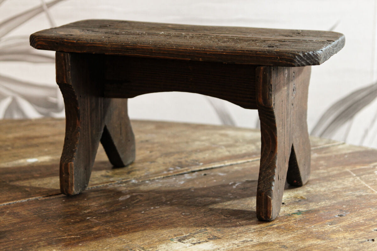 Marche pied en bois brut