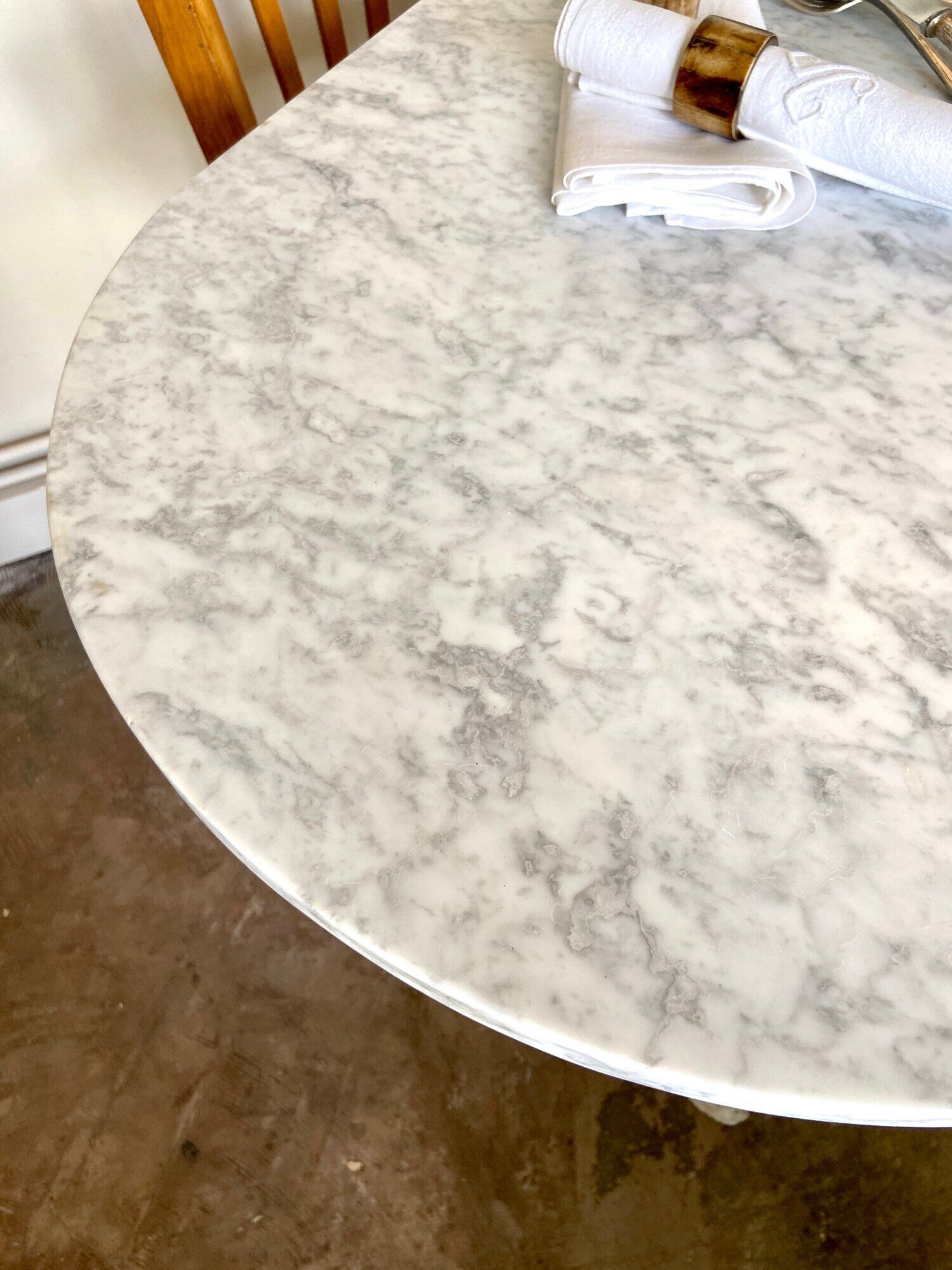Bistro table in grey marble and white ☐ cast iron 120 x 60 cm
