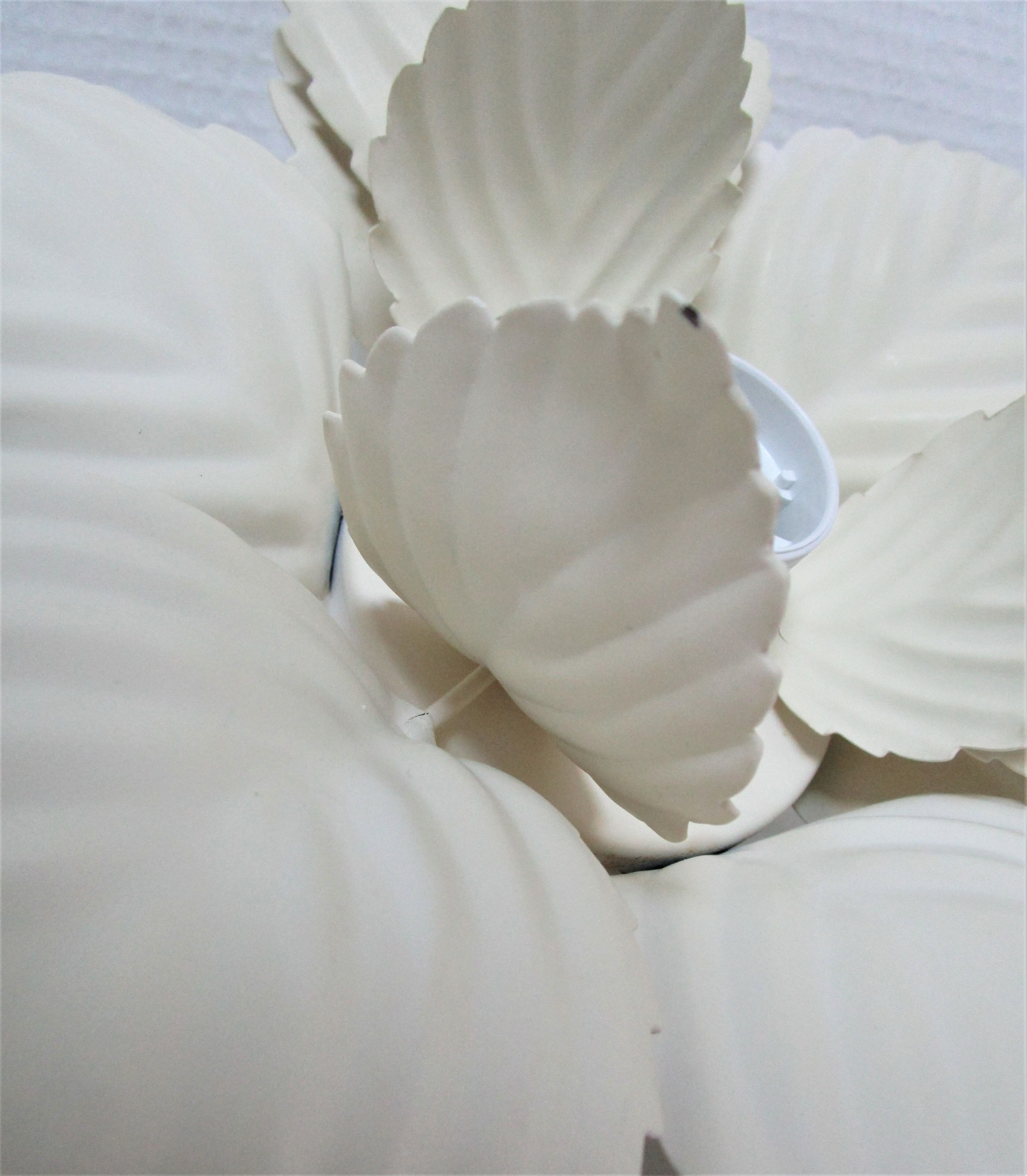Masca flower sconce in metal white vintage cream