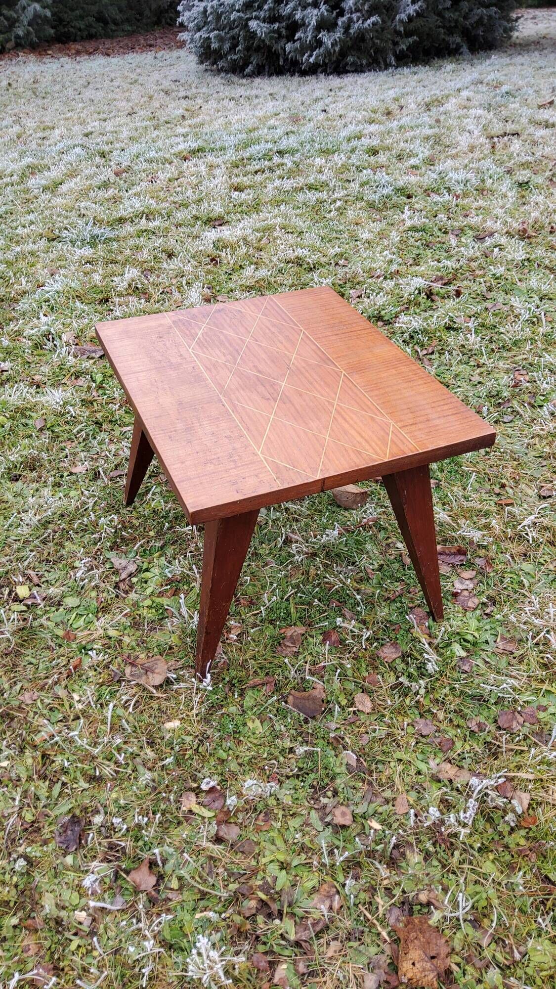 Coffee table of the 50s in blond mahogany inlaid compass feet