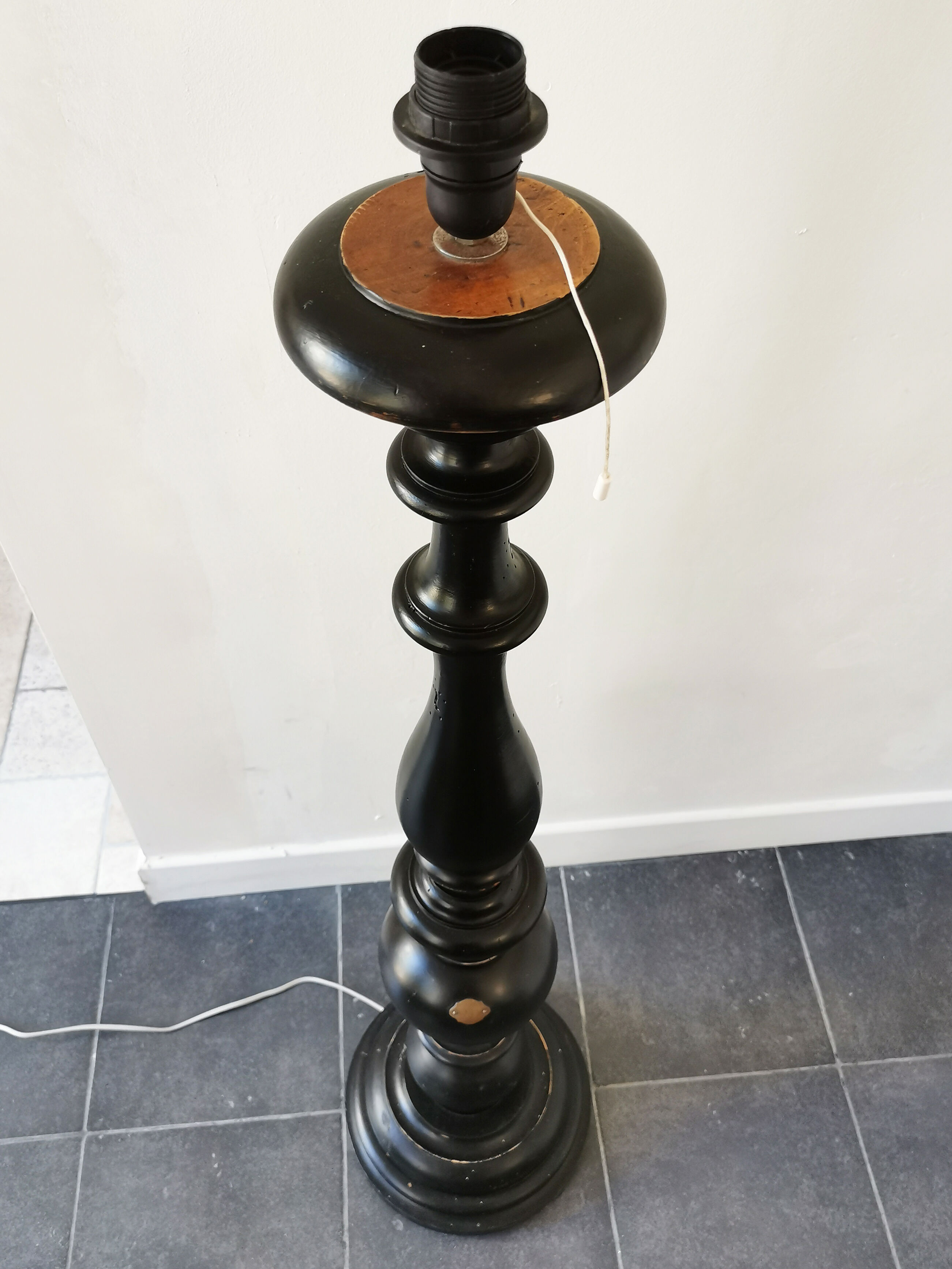 2 solid wooden lampposts
