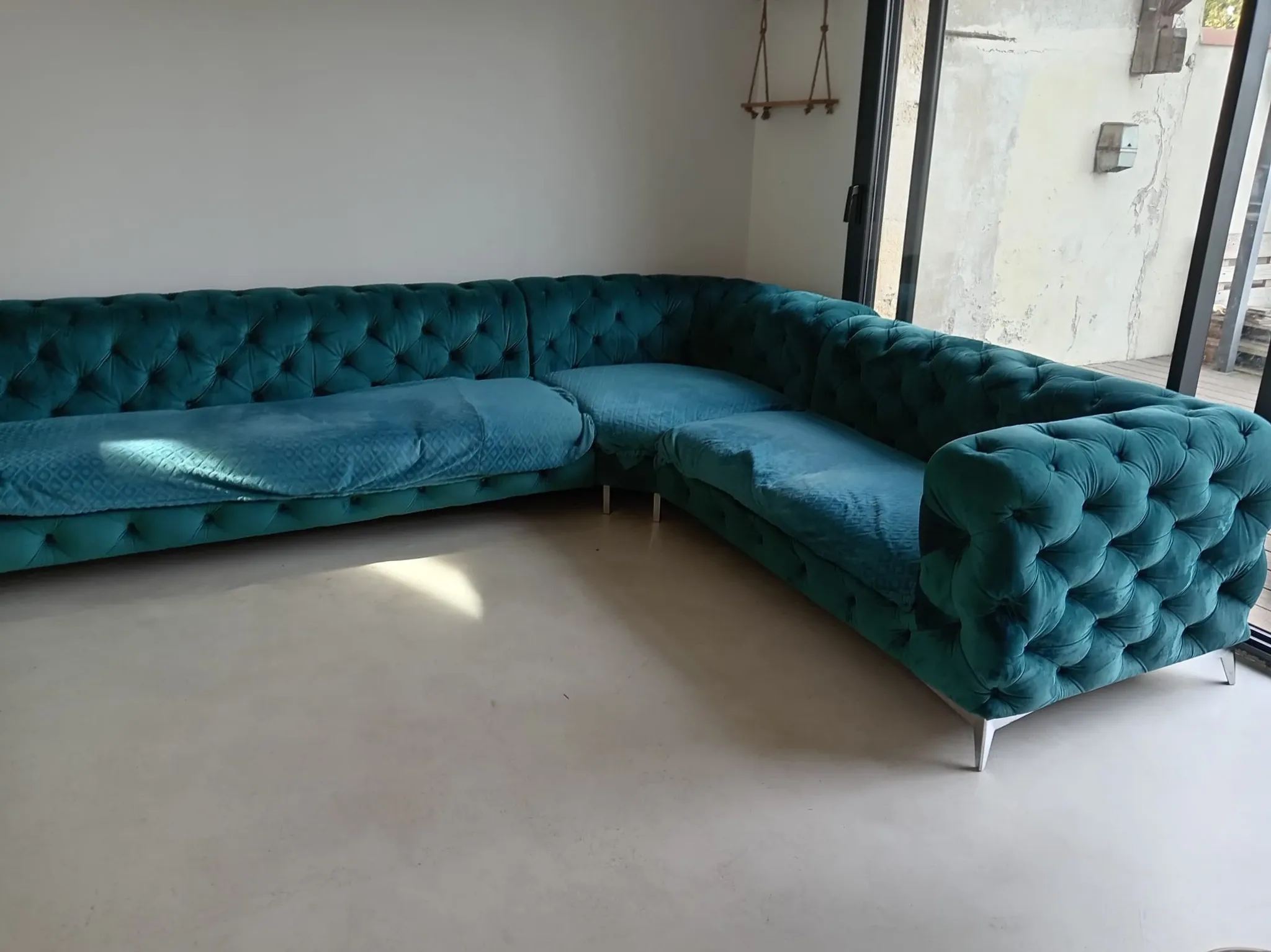 Chesterfield corner sofa in emerald green velvet, 6 seats.