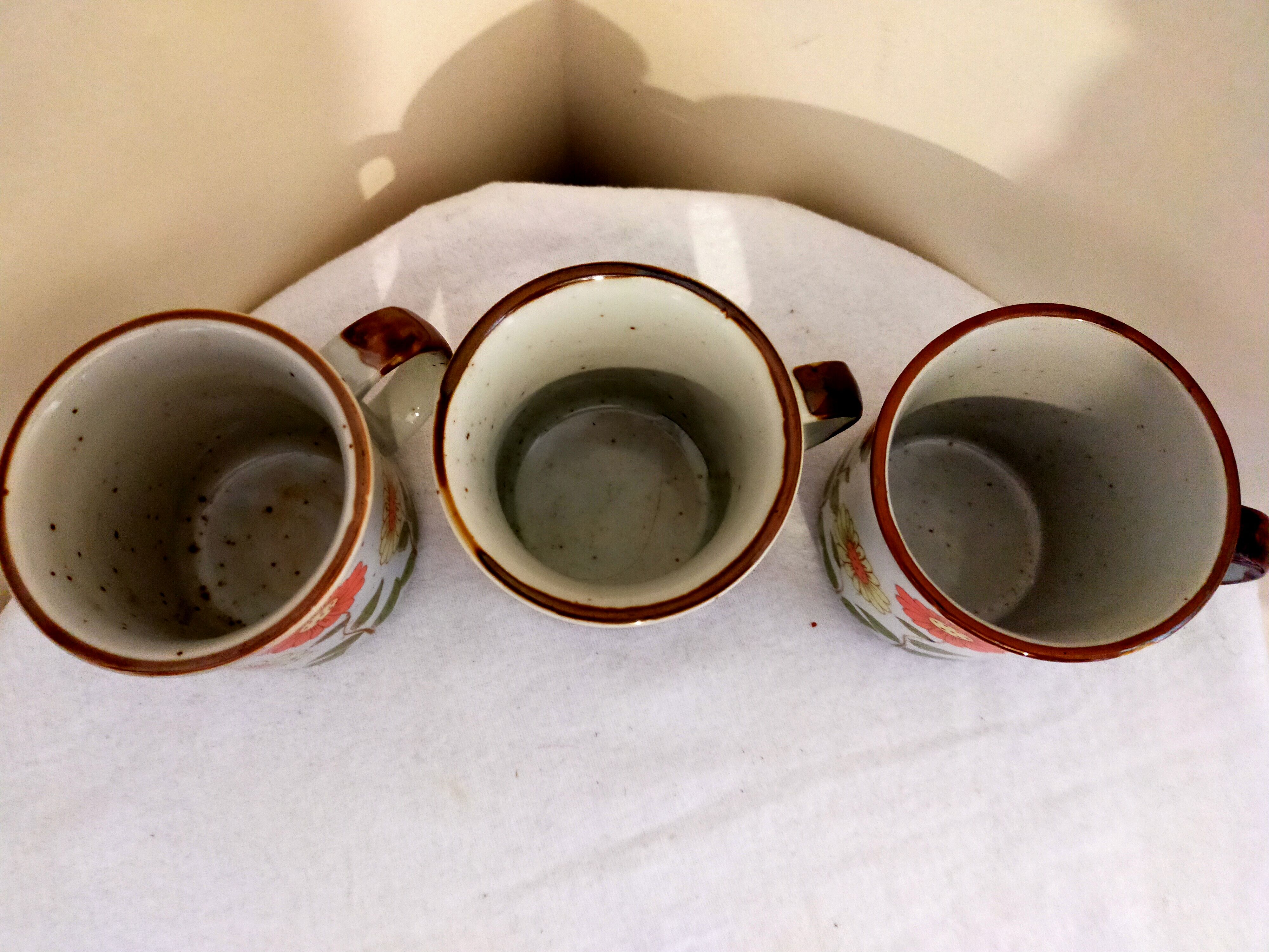 Set three flowered sandstone mugs