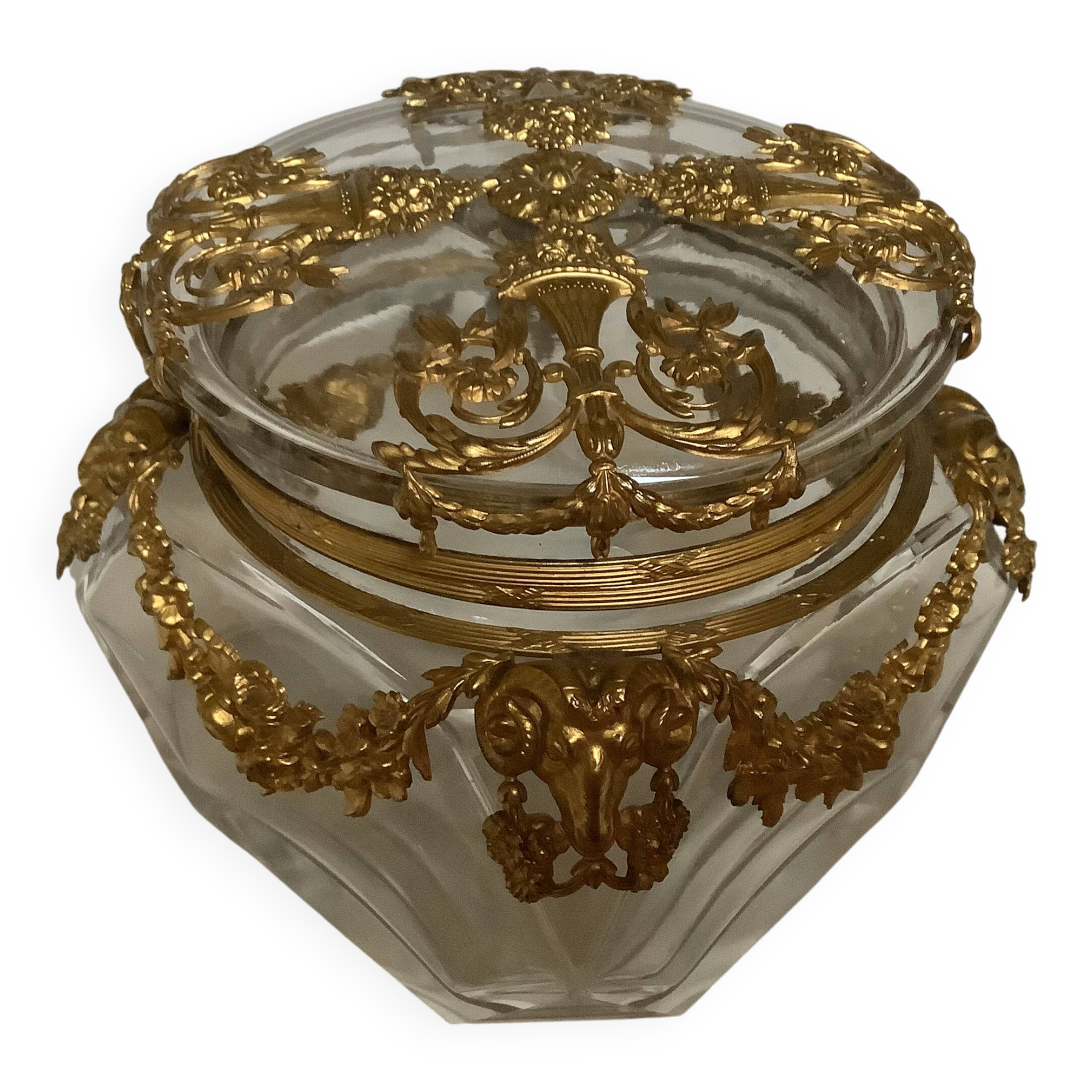 Facet bonbonnière with brass ornaments, empty pocket.