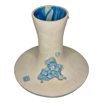 Vase bascule design en céramique émaillée à décor de cristaux, 34 cm