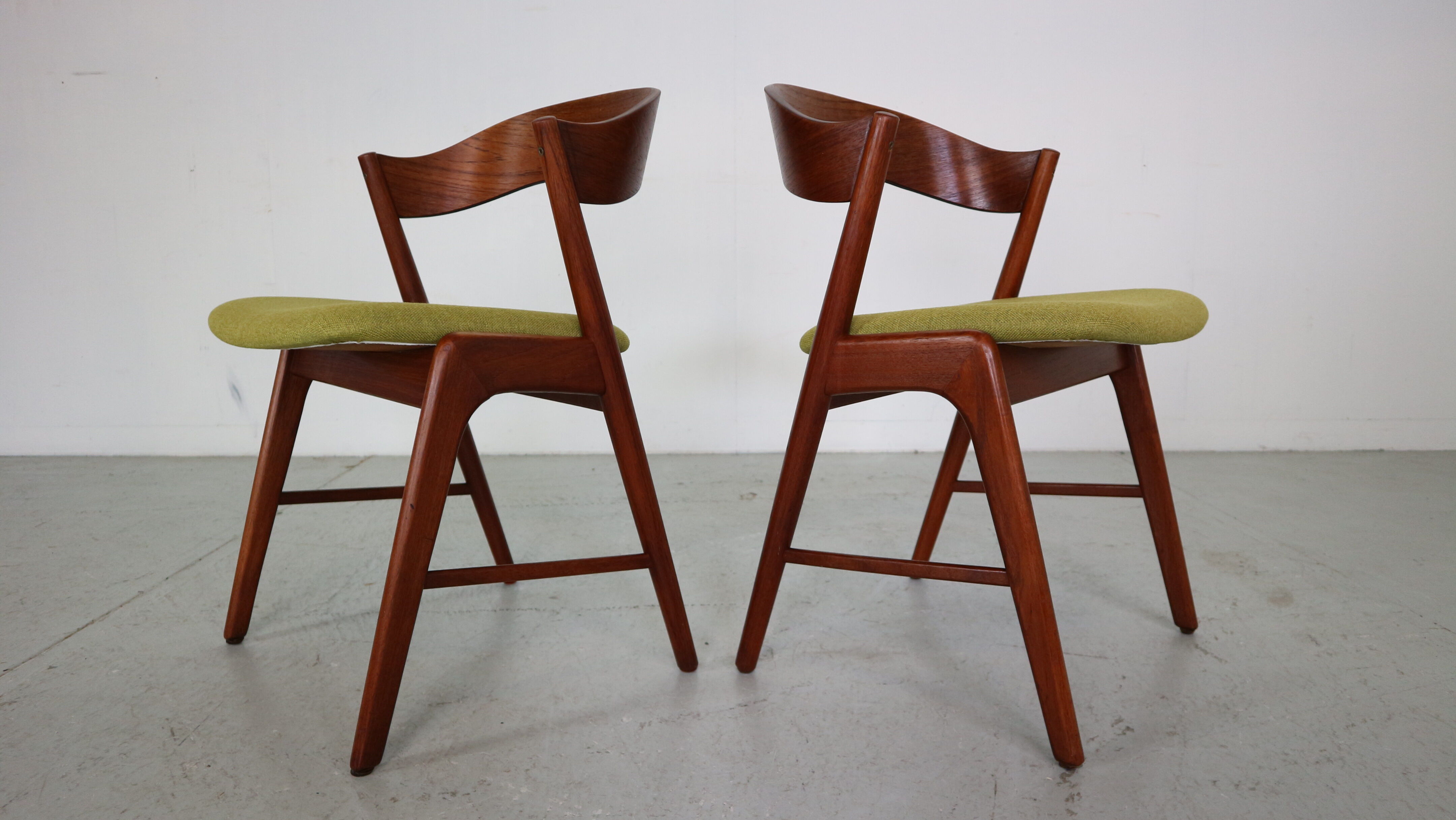 Mid- Century Set Of Two Organic Shape Teak Dinning Room Chairs, 1960 Denmark