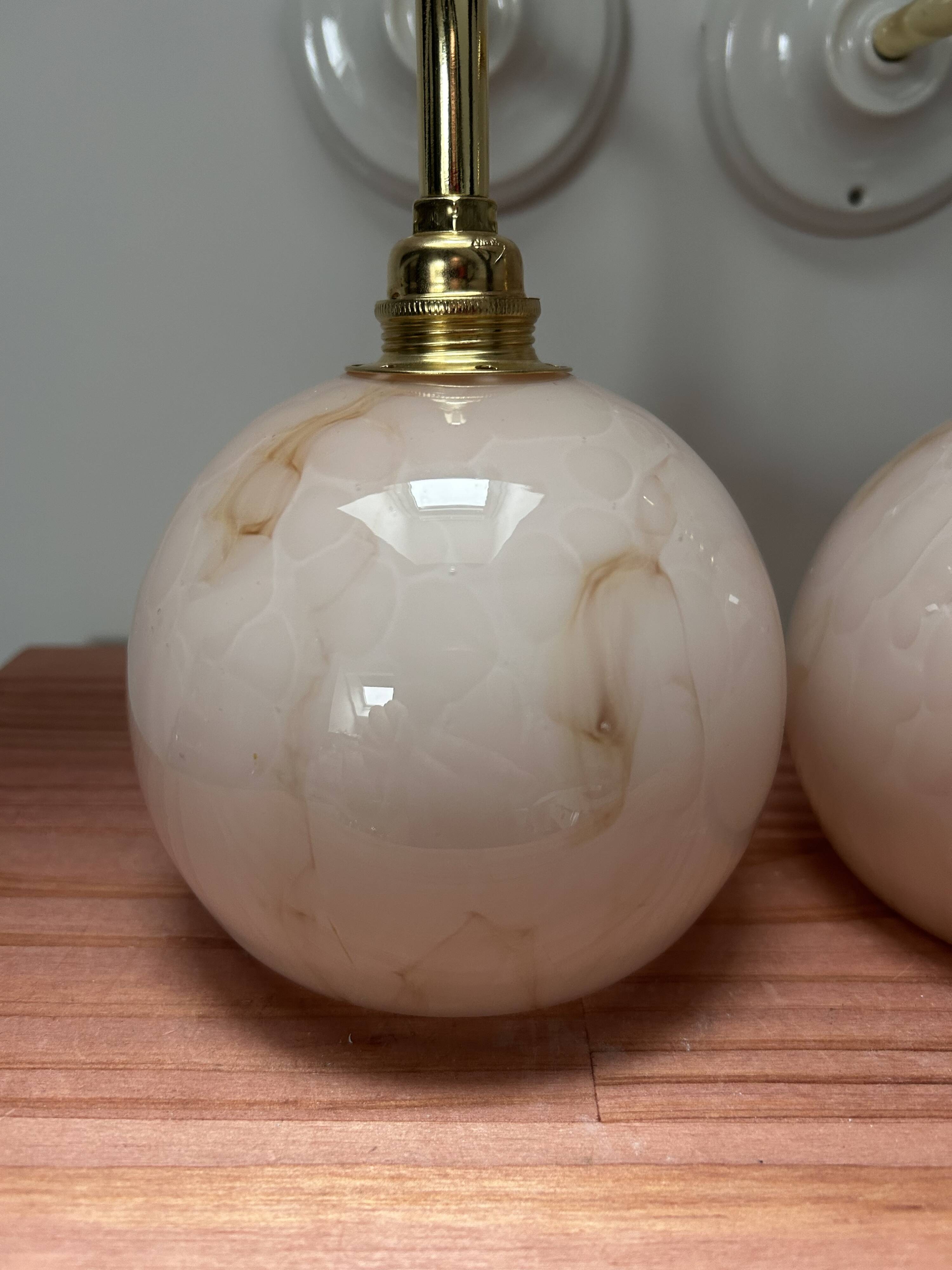 Paire d’appliques murales en opaline rose marbrée