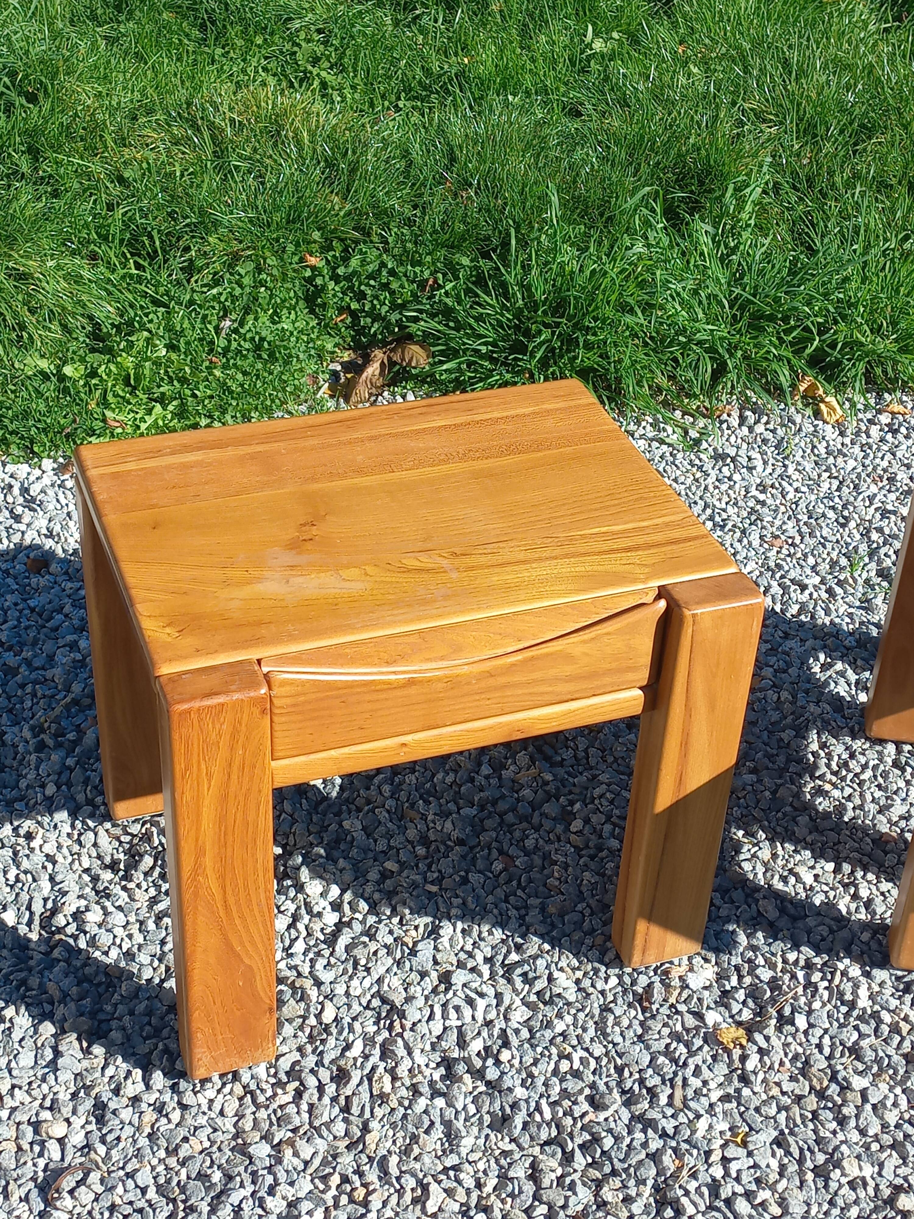 Paire de chevets en orme massif de la maison Regain