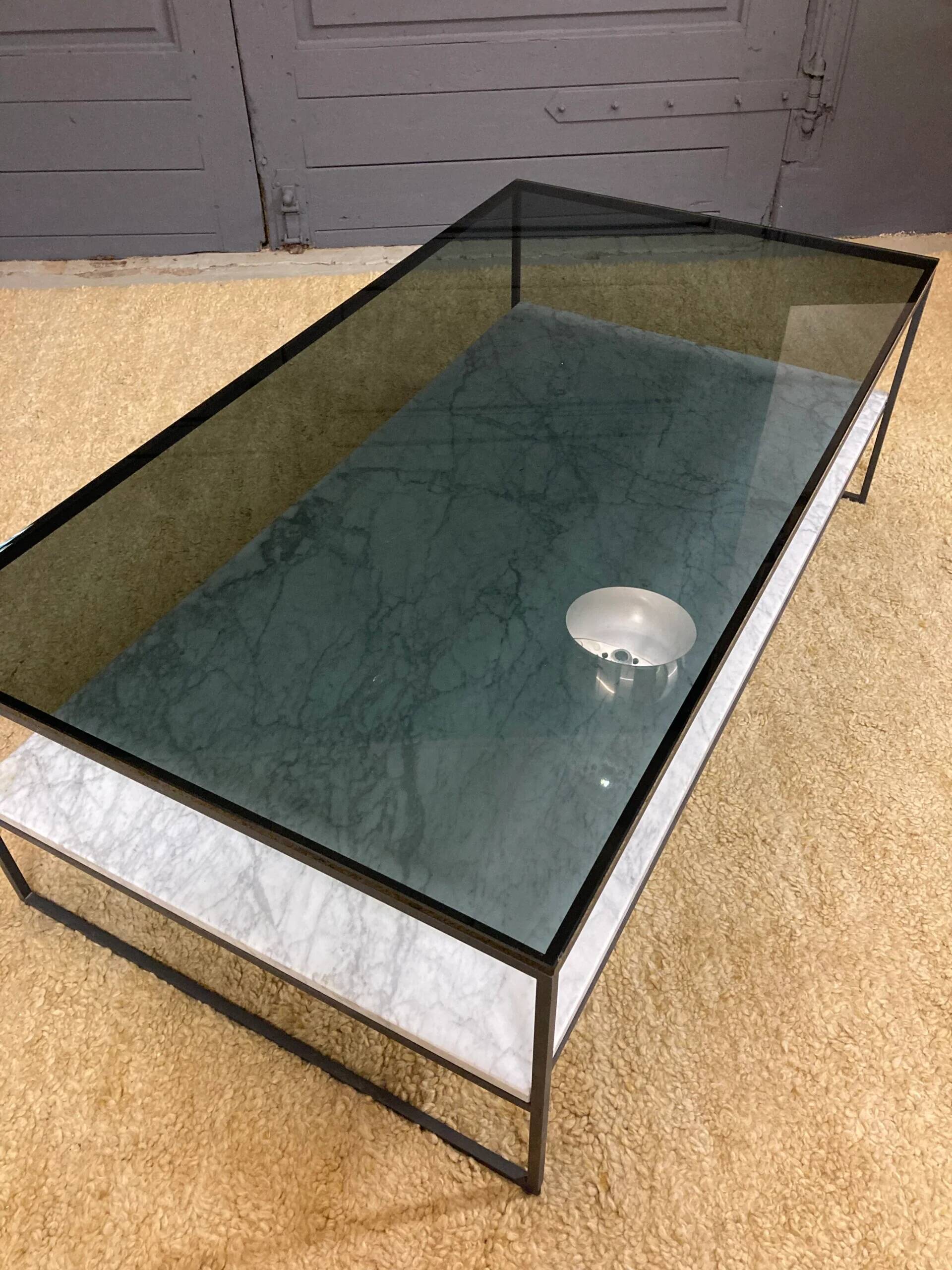Table basse en marbre et en verre des années 1980
