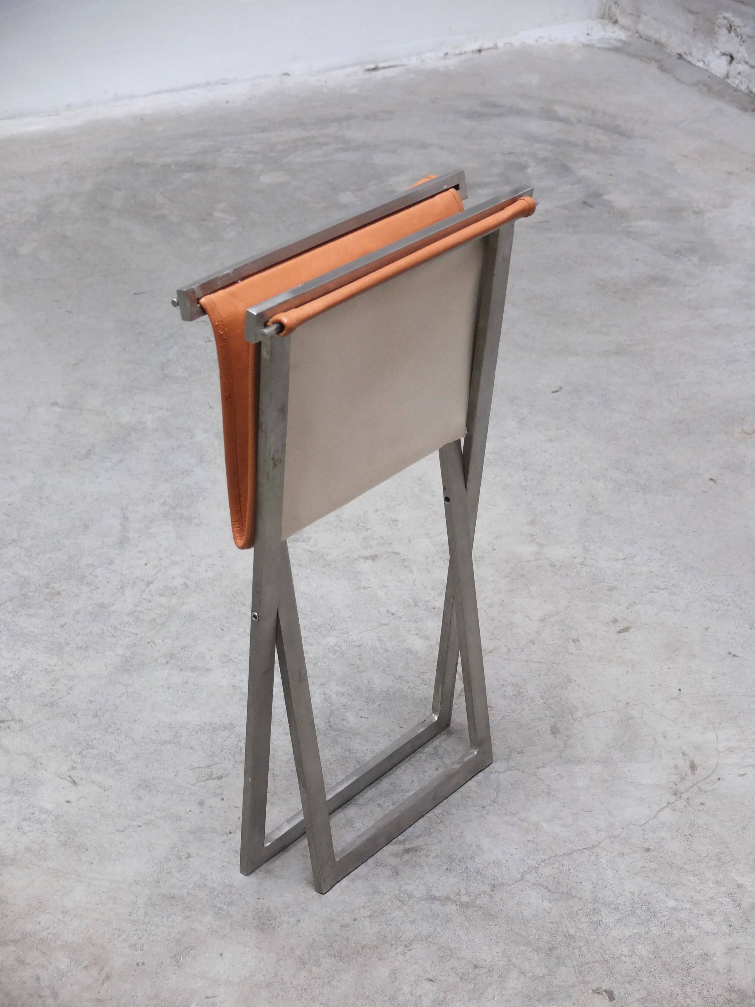 Tabouret pliant en cuir cognac et acier par Michael Christensen, années 1960.
