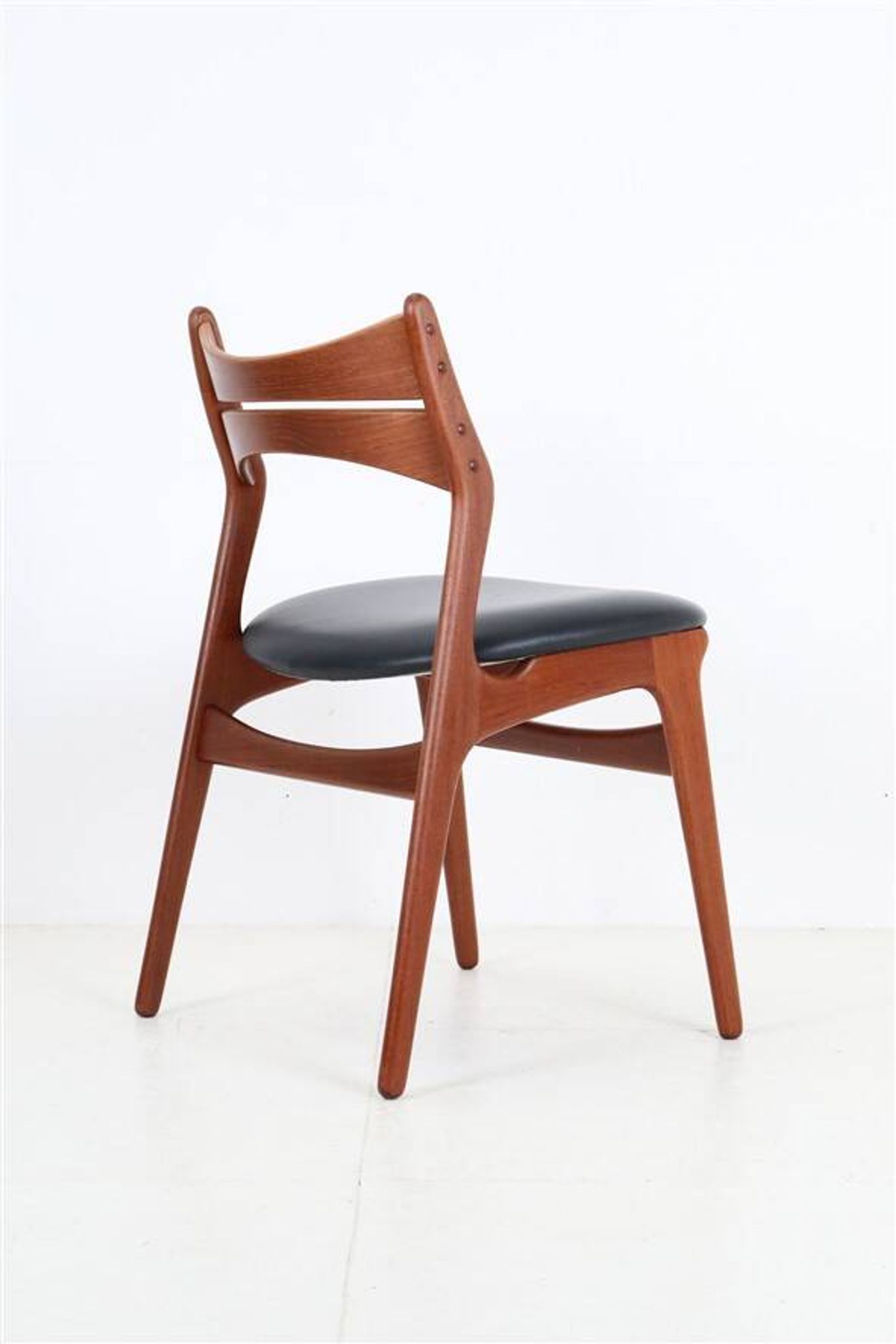 ACO Møbler / Erik Buck “310” teak chair / black leather / mid-century Danish modern design / 1960s / Buch