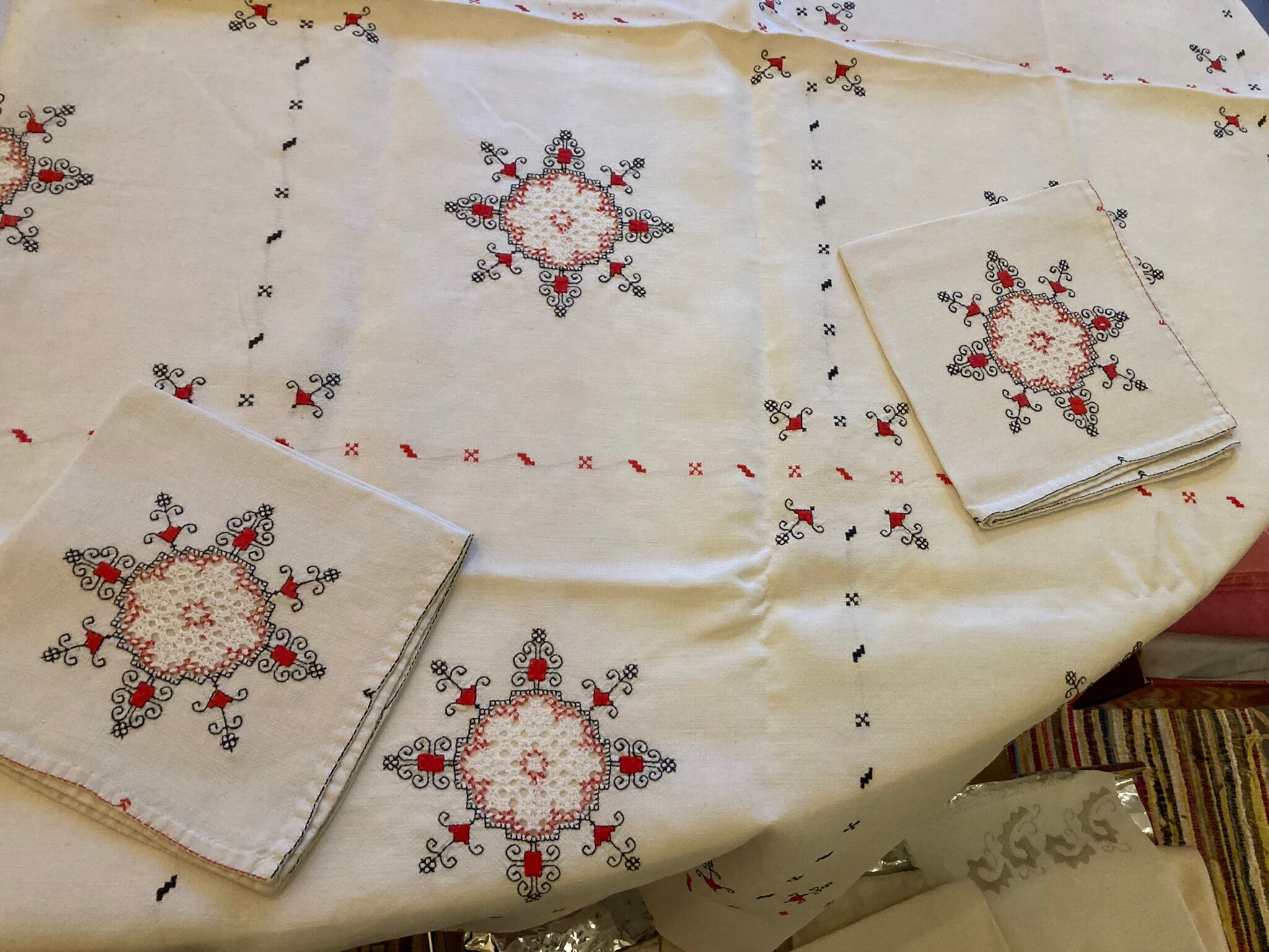 Set tablecloth and 6 matching towels, embroidered, origin Brazil