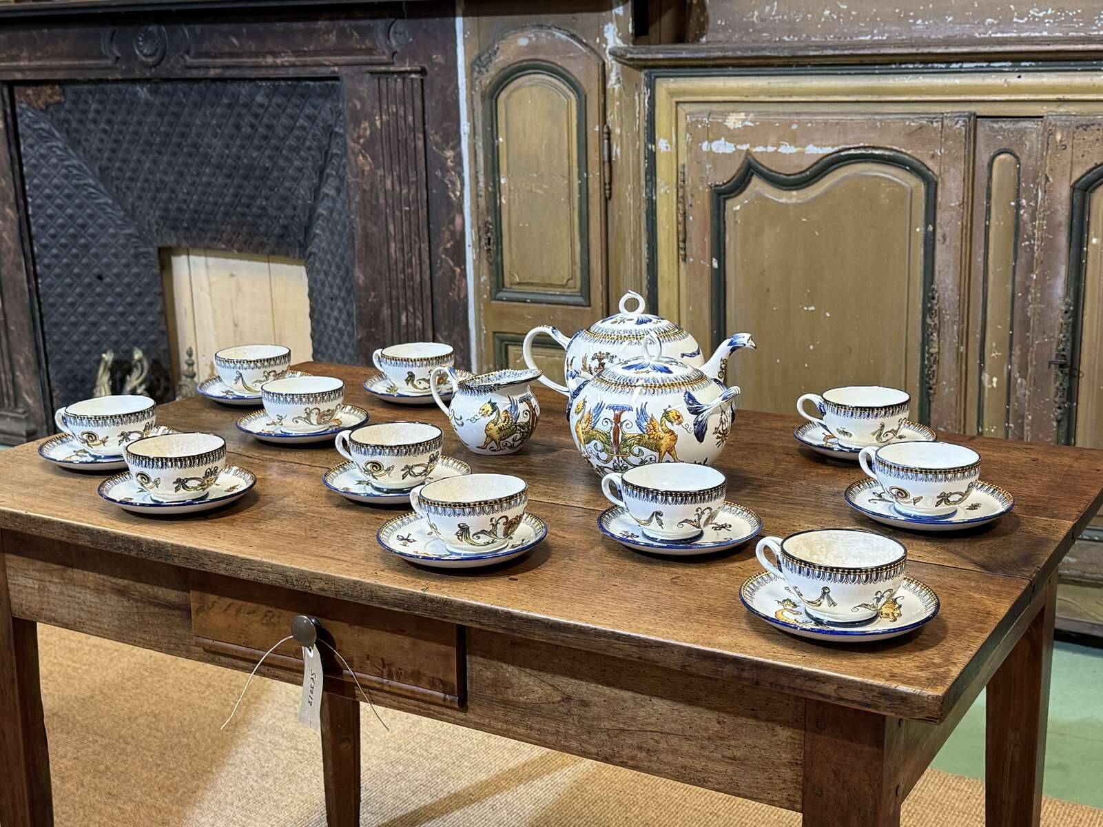 Tea and coffee service in Gien earthenware from the late 19th century with Renaissance decoration.