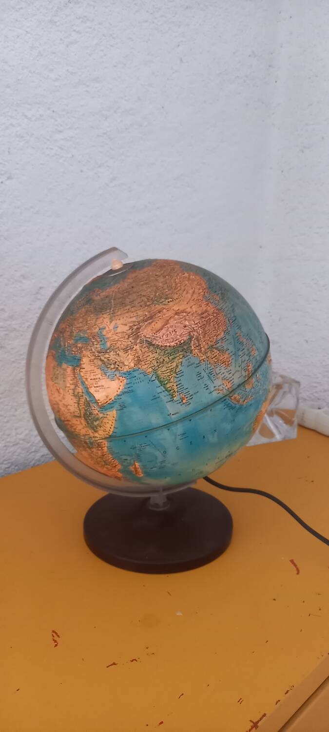 Globe terrestre en métal