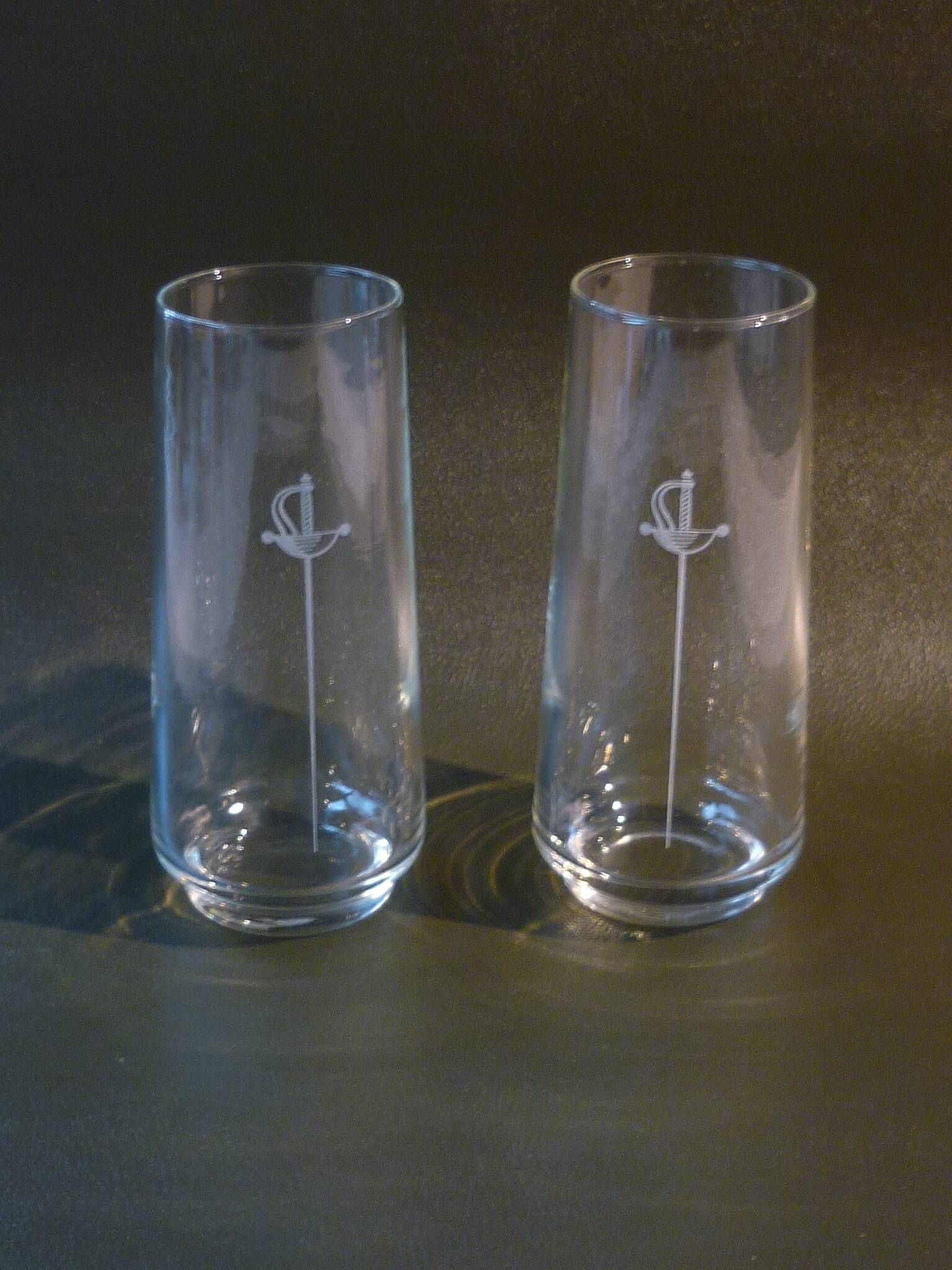 Lot de 2 verres avec épée gravée