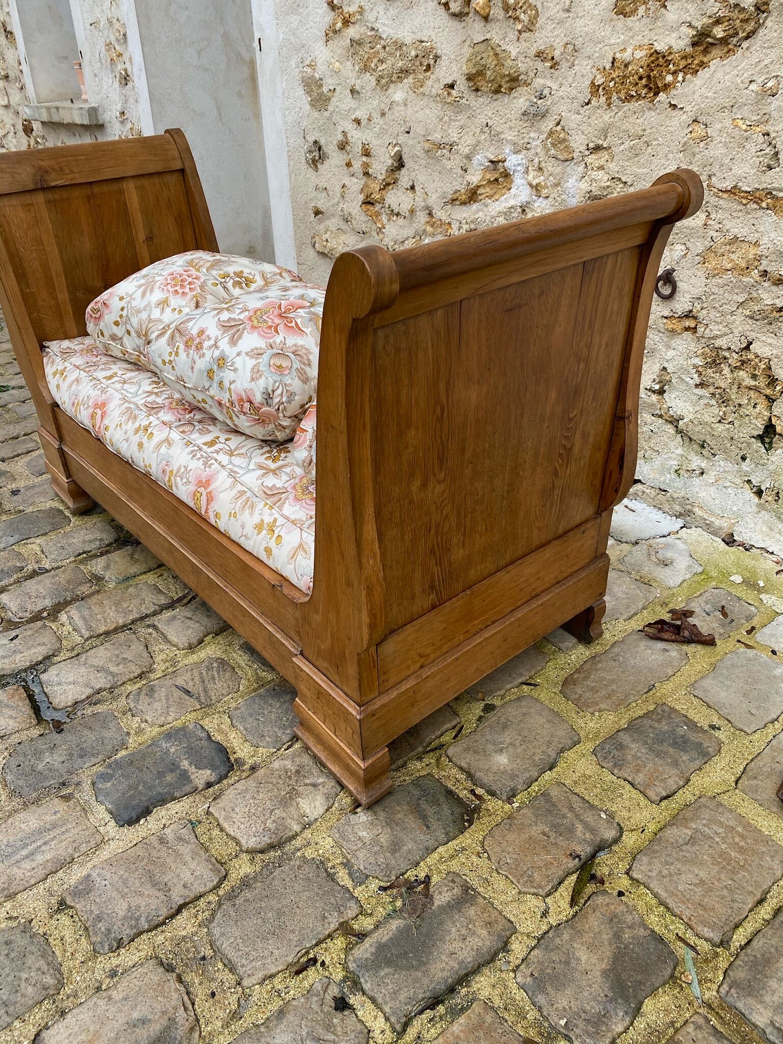 Bench reads Louis Philippe