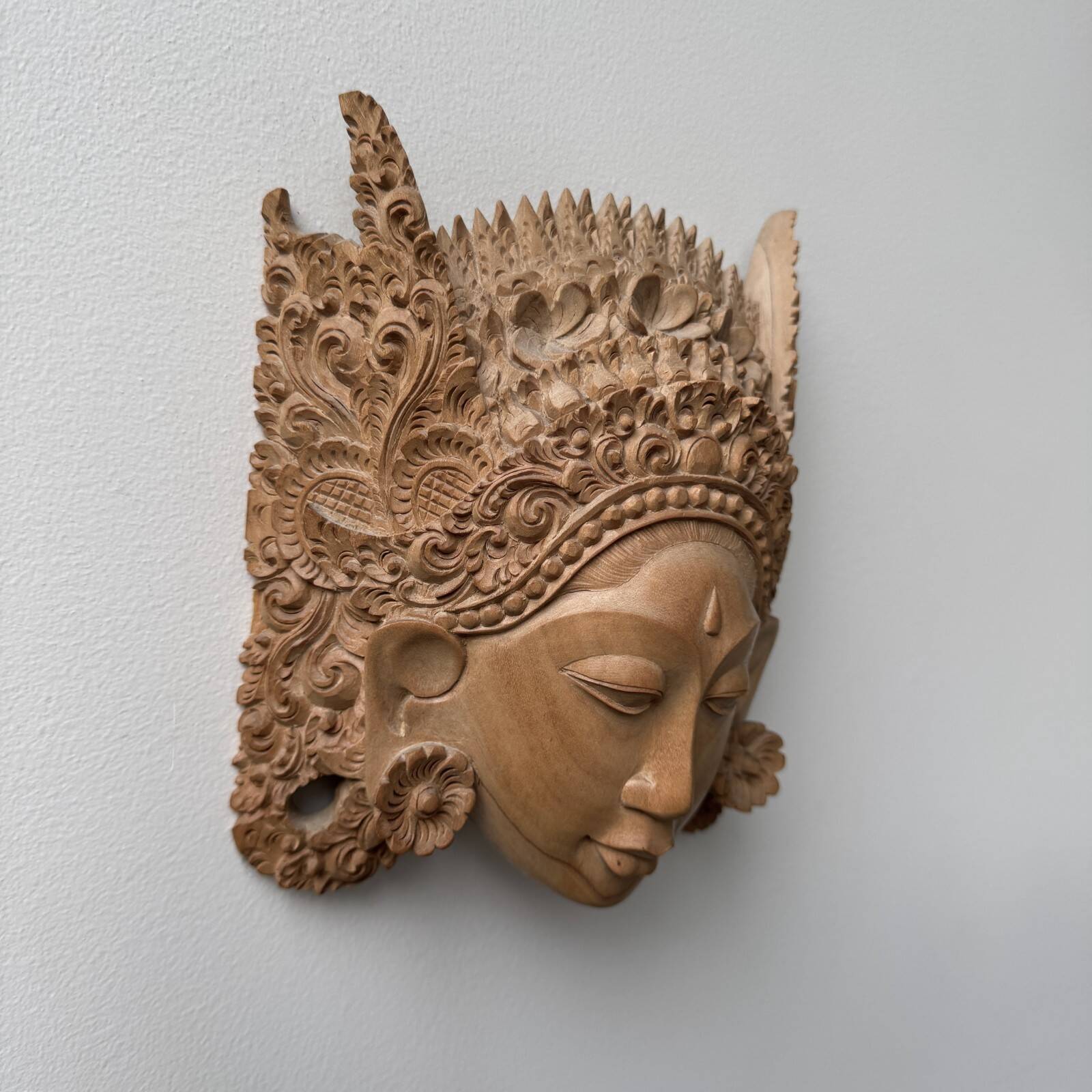Masque balinais en bois sculpté milieu XXe