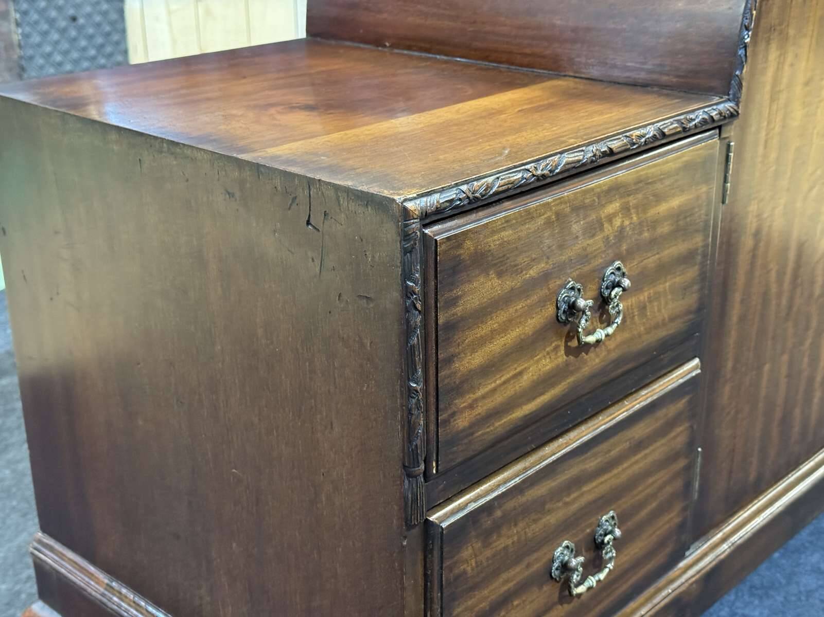 1930s English buffet bar in walnut and mahogany