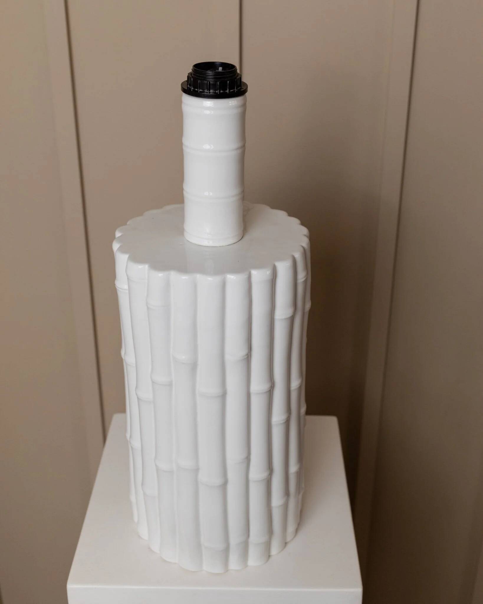 Tommaso Barbi white ceramic table lamp with bamboo-look texture, Italian 1970s Hollywood Regency