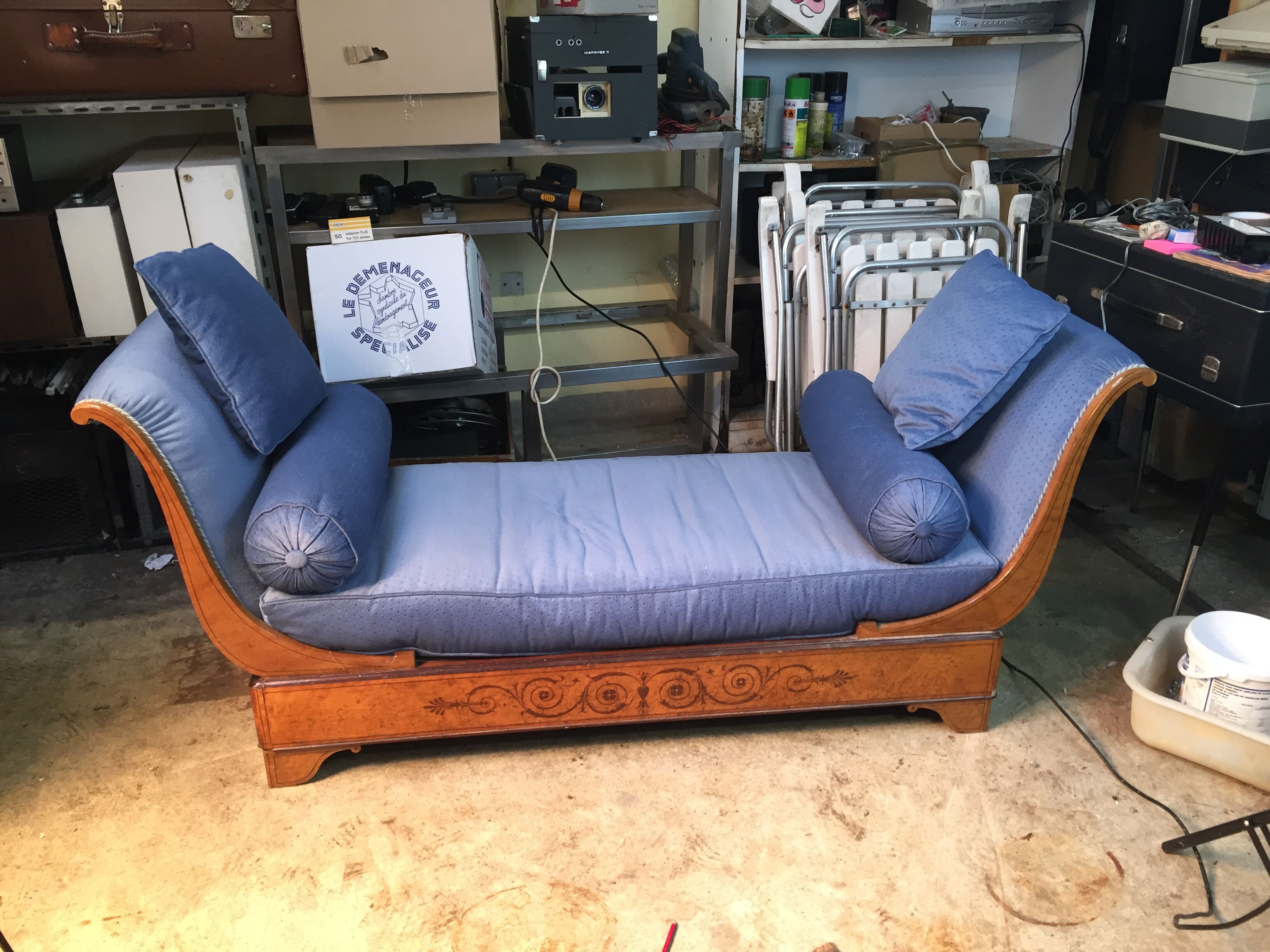 Charles X daybed in speckled maple and marquetry