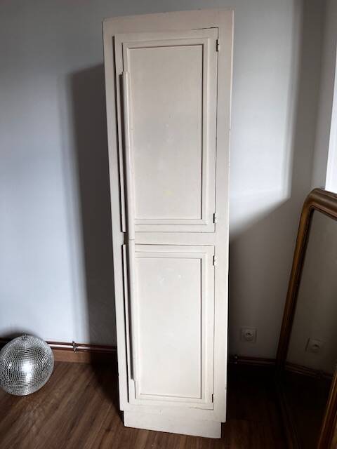 White 2-door bonnet cabinet