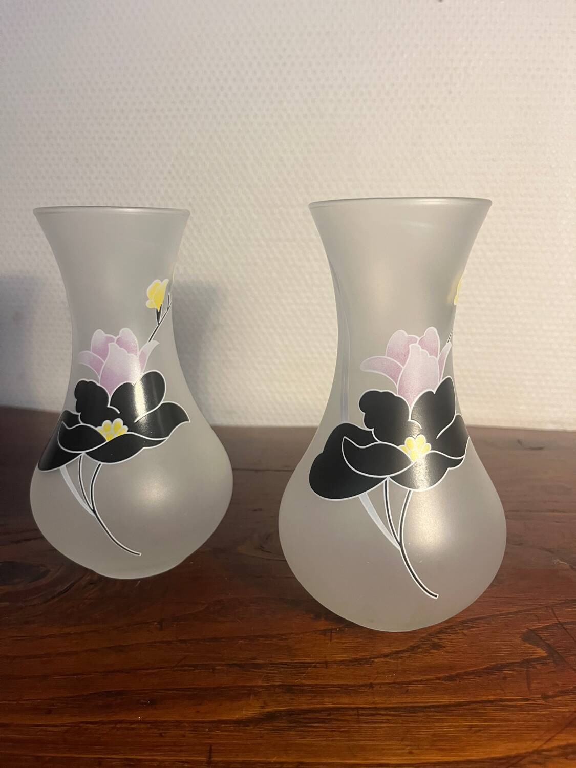 Duo vase en verre dépoli à fleurs noire et rose années 1980