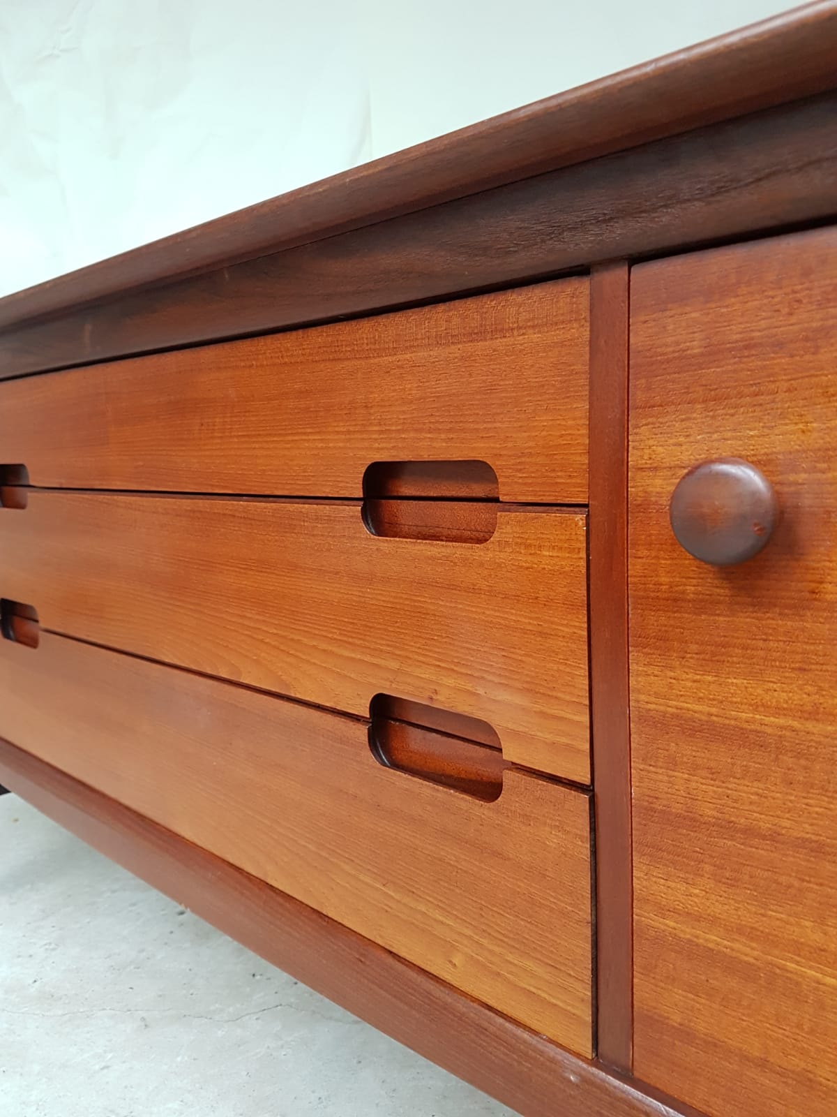 Enfilade par A. Younger en teck