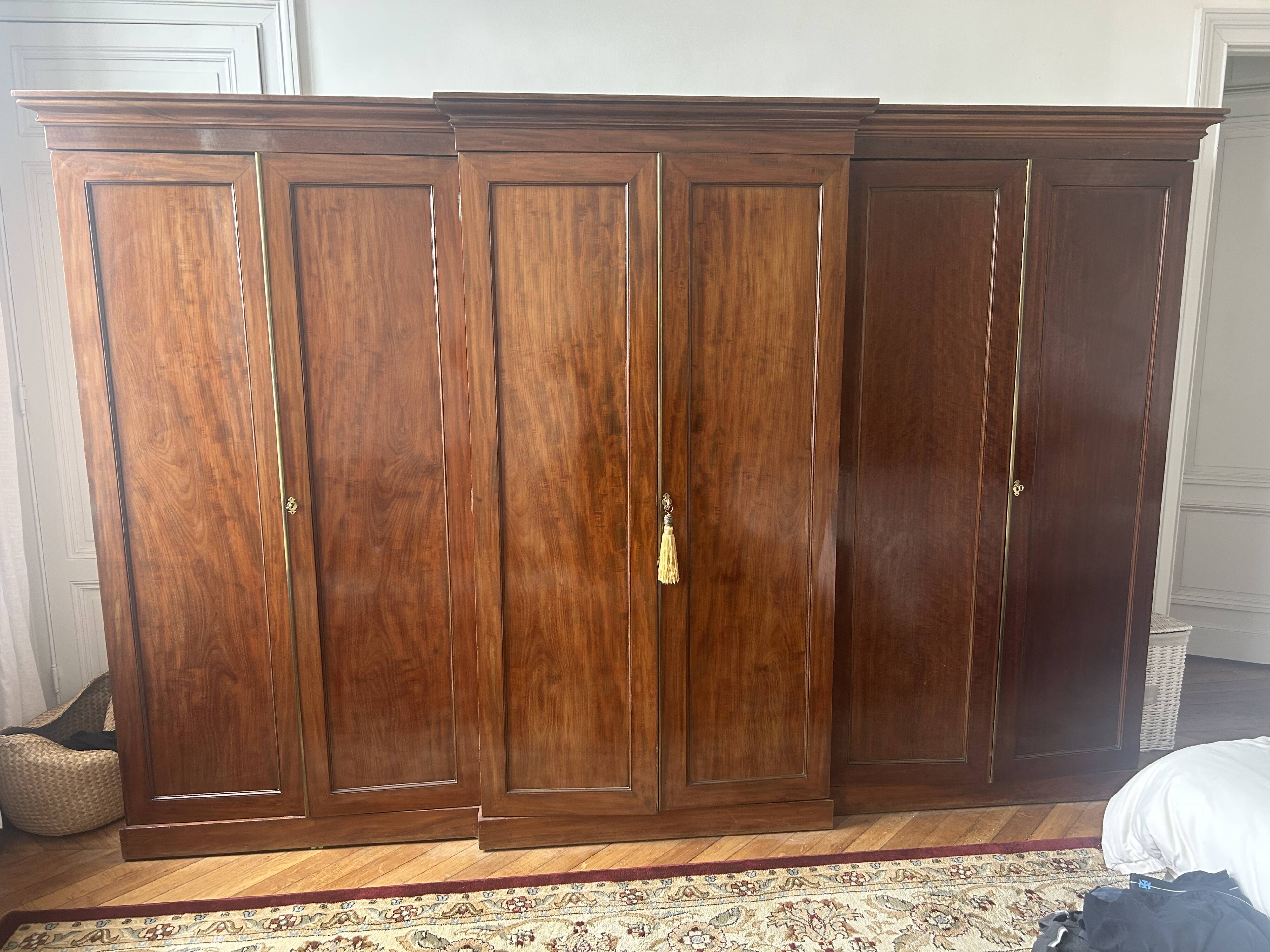 Armoire de style Louis-Philippe en bois de cerisier massif