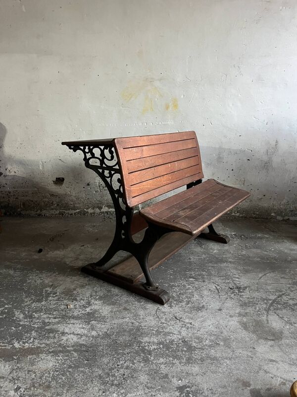 Pupitre d'écolier double du début du XXe siècle en bois brun chaud avec cadre en fonte noire