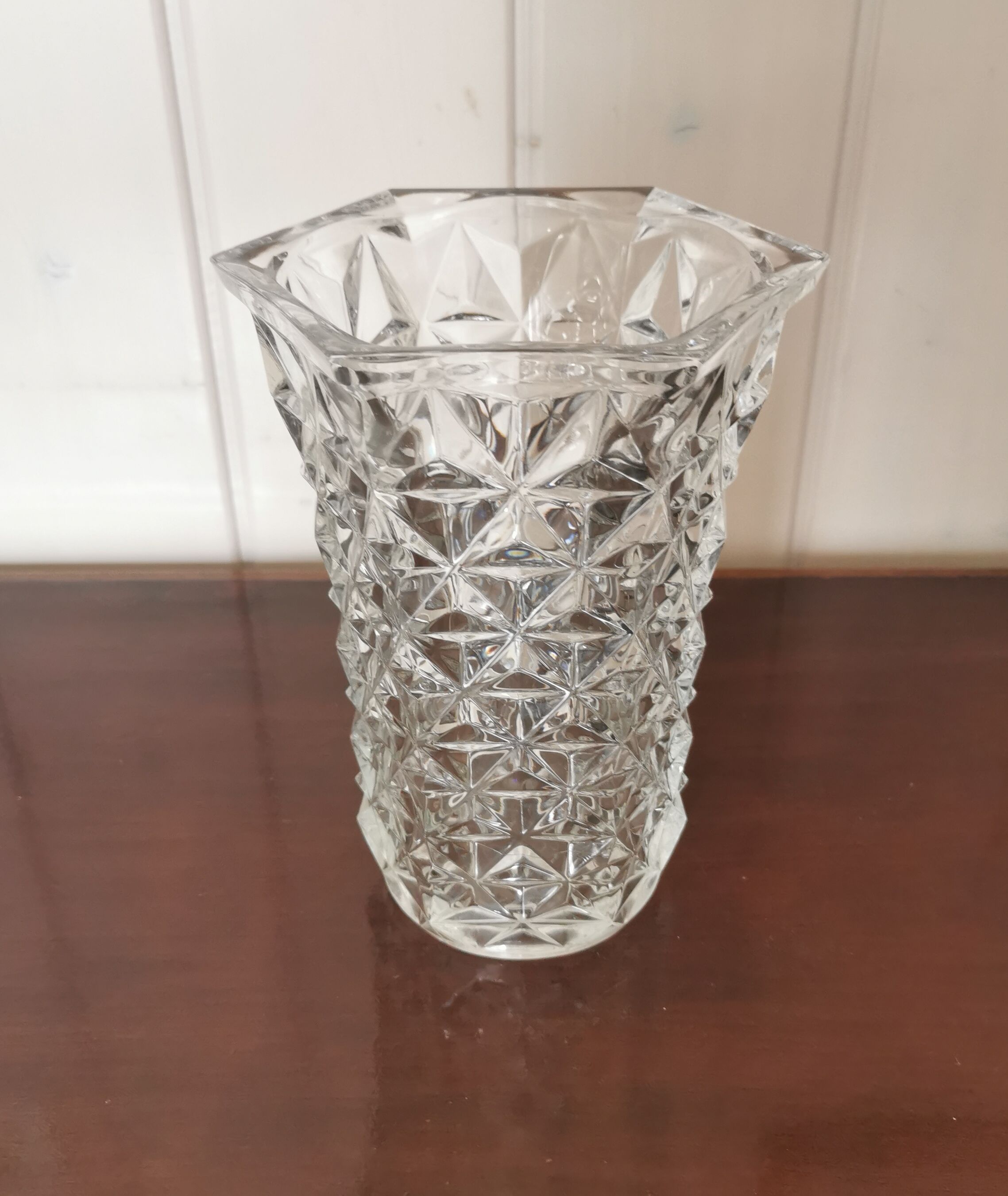 Chiseled glass vase pattern radiance