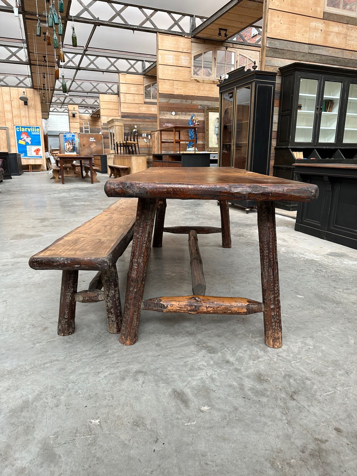 Ensemble table et son banc brutaliste