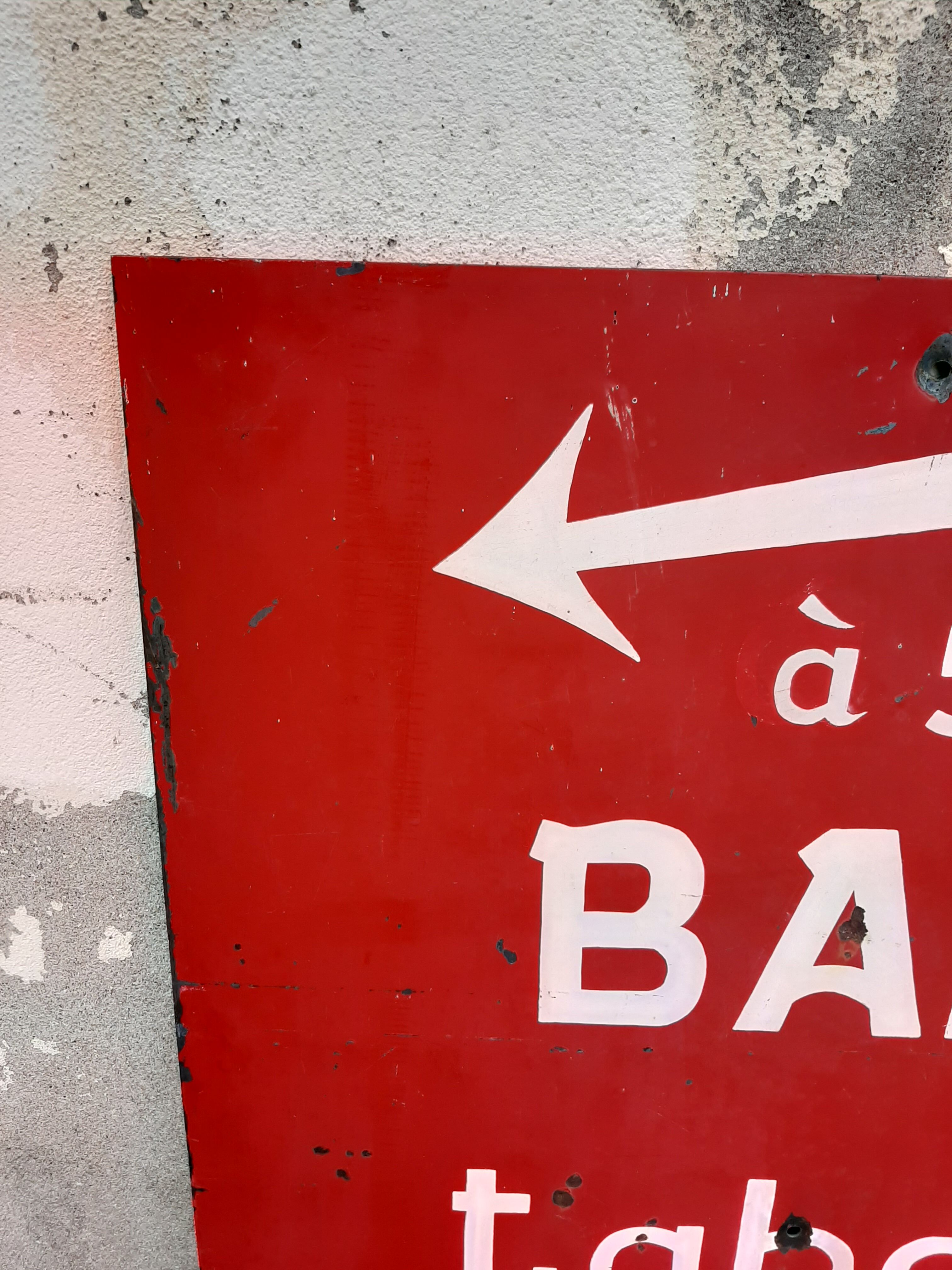 Tole sign painted "bar tobacco essence hairstyle"