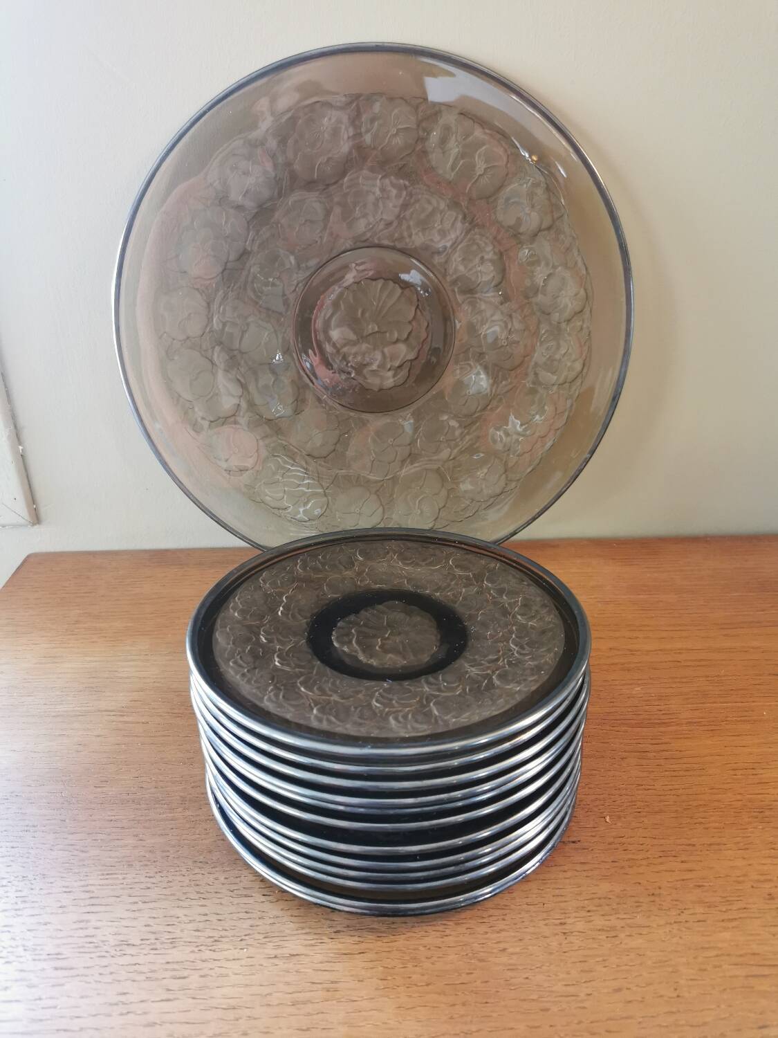 Suite de 12 assiettes et un plat art déco