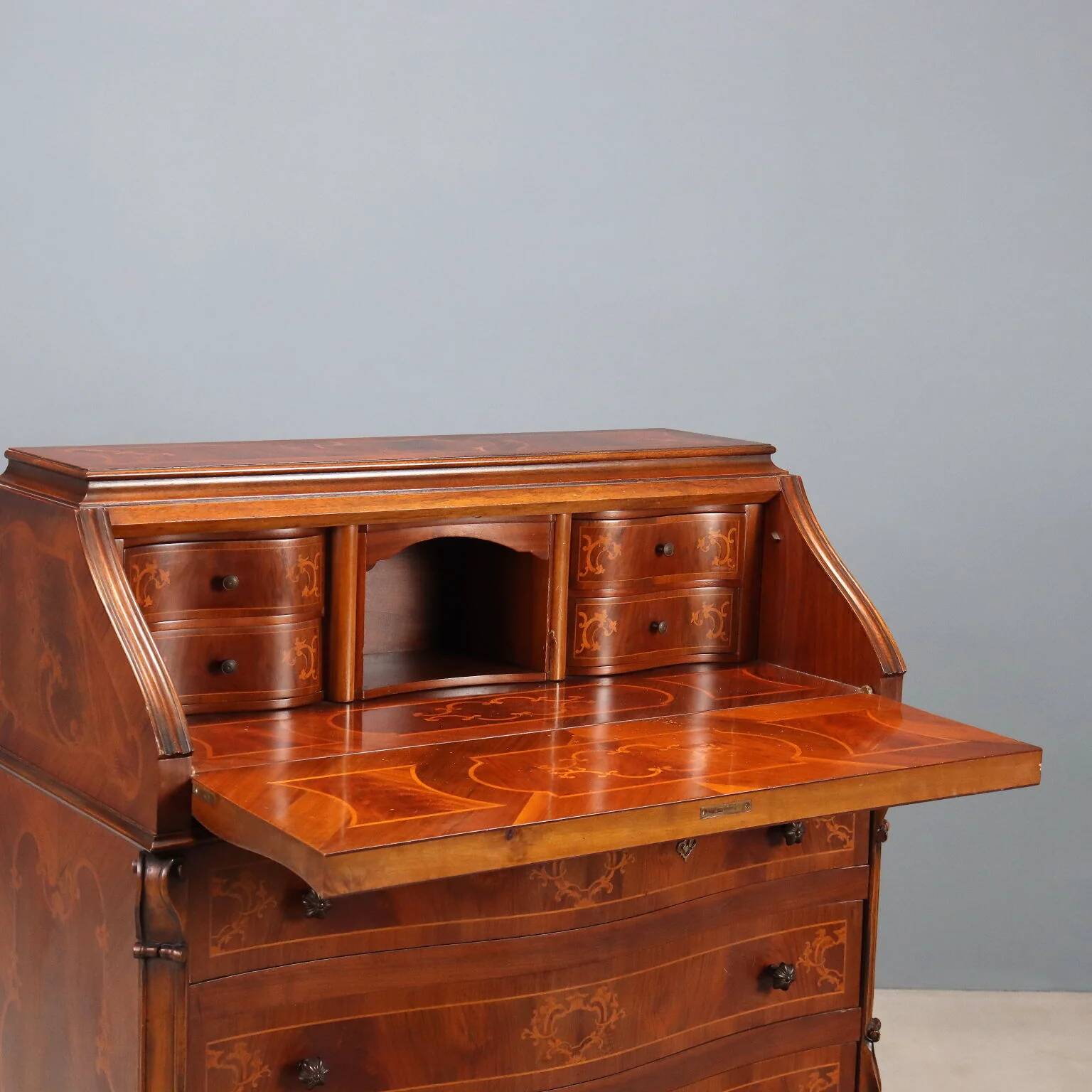 Antique drop-leaf table in walnut with maple inlays, Italy, 20th century.