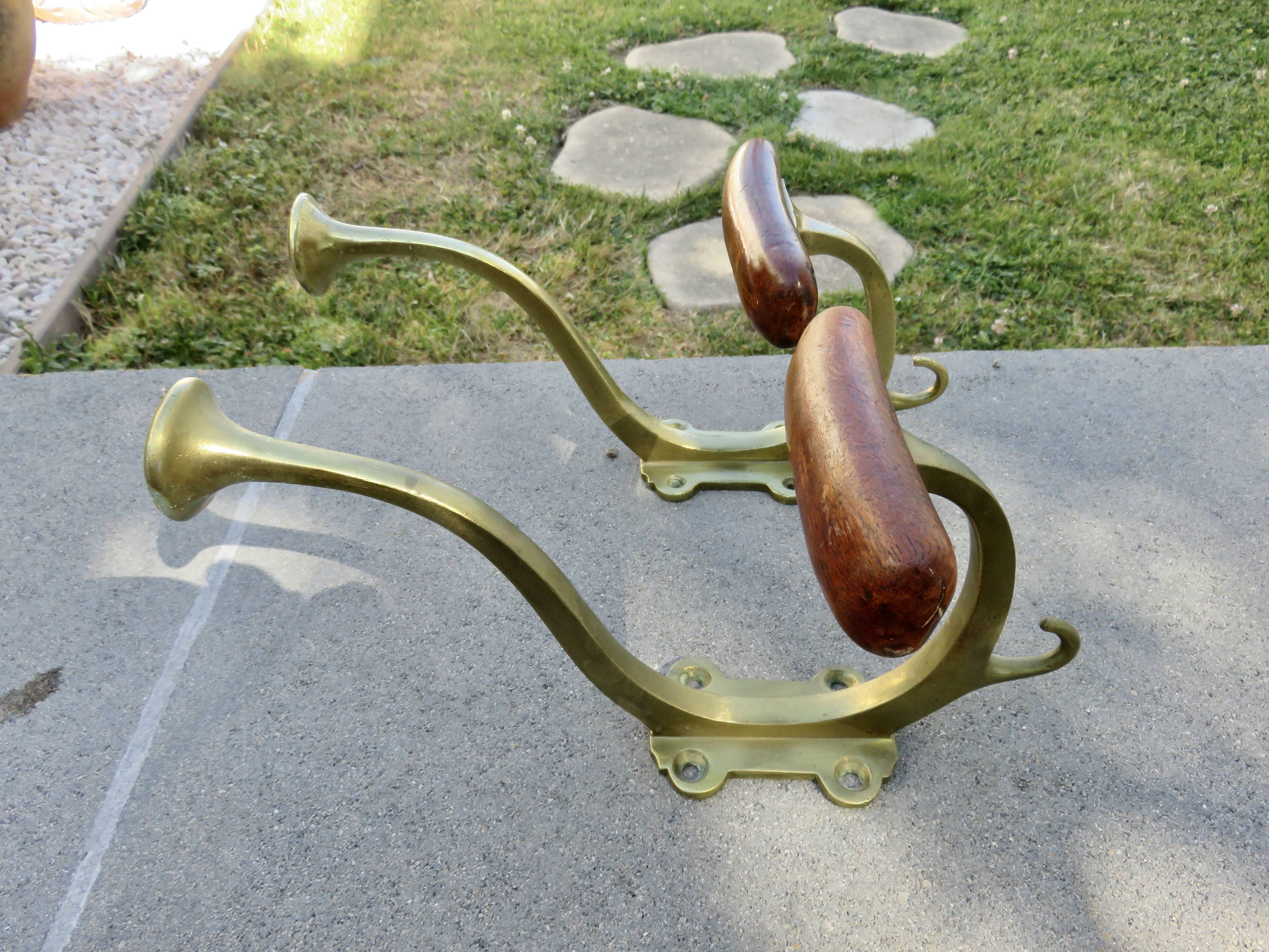 Pair of Art Nouveau coat hooks in bronze and chestnut, circa 1930.
