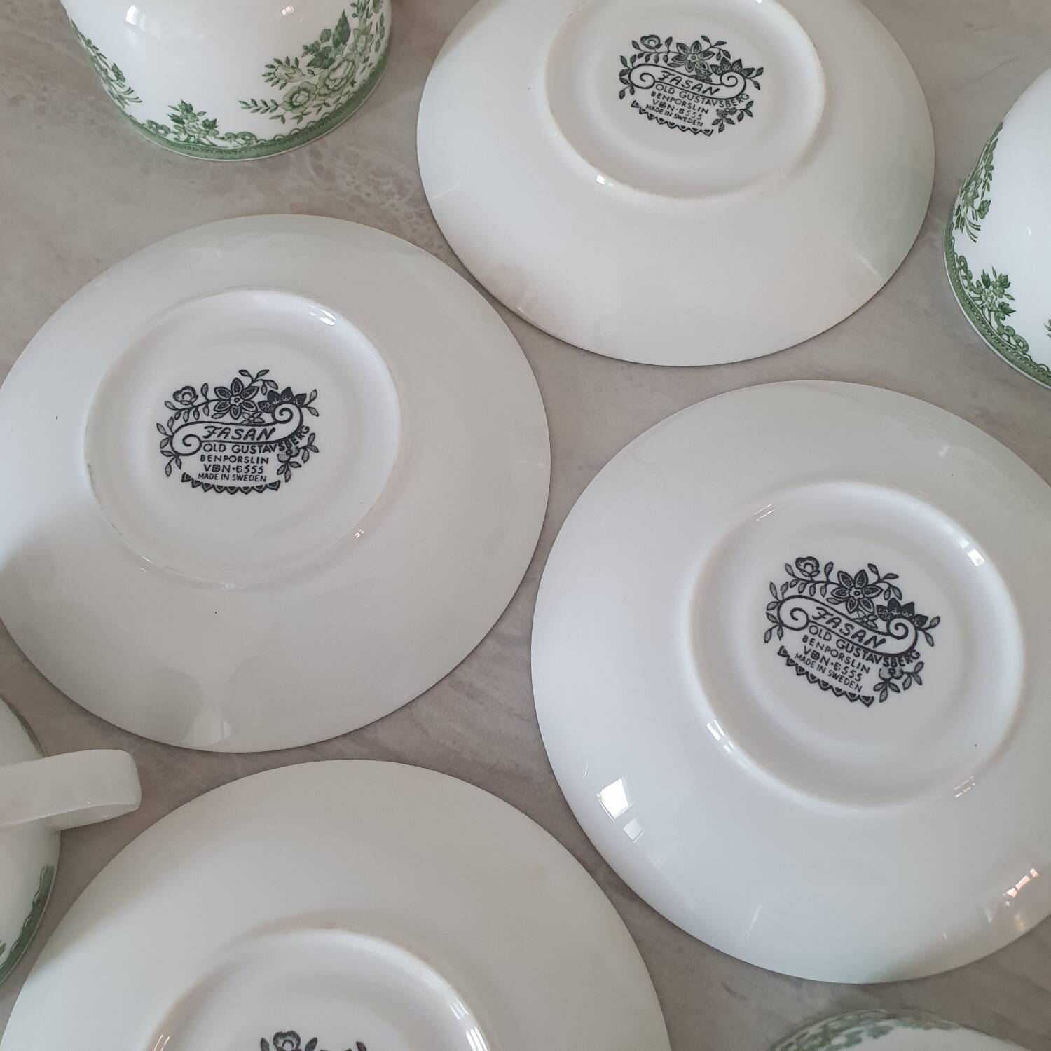 Tasses et sous-tasses en porcelaine Old Gustavberg, collection Fasan