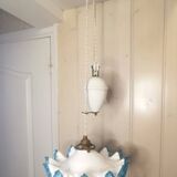 Suspension monte et baisse en opaline et porcelaine