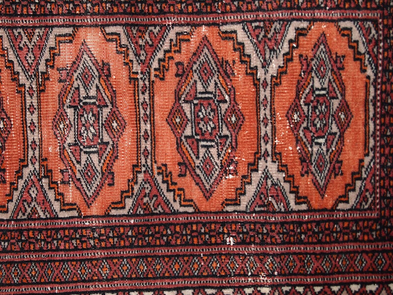Tapis Vintage Bukhara en Laine, Années 1960, Authenticité et Tradition