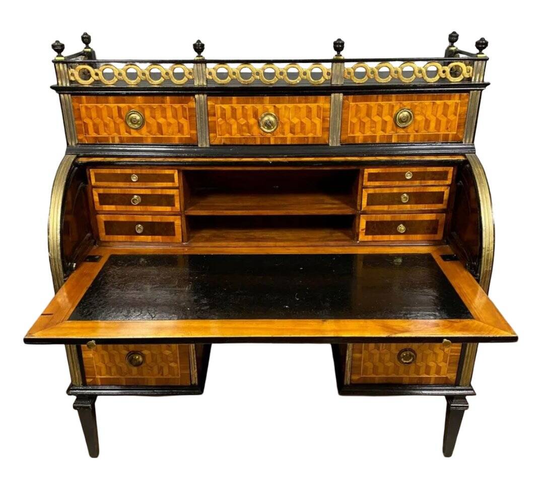 Important cylinder desk from the Louis XVI period in marquetry.