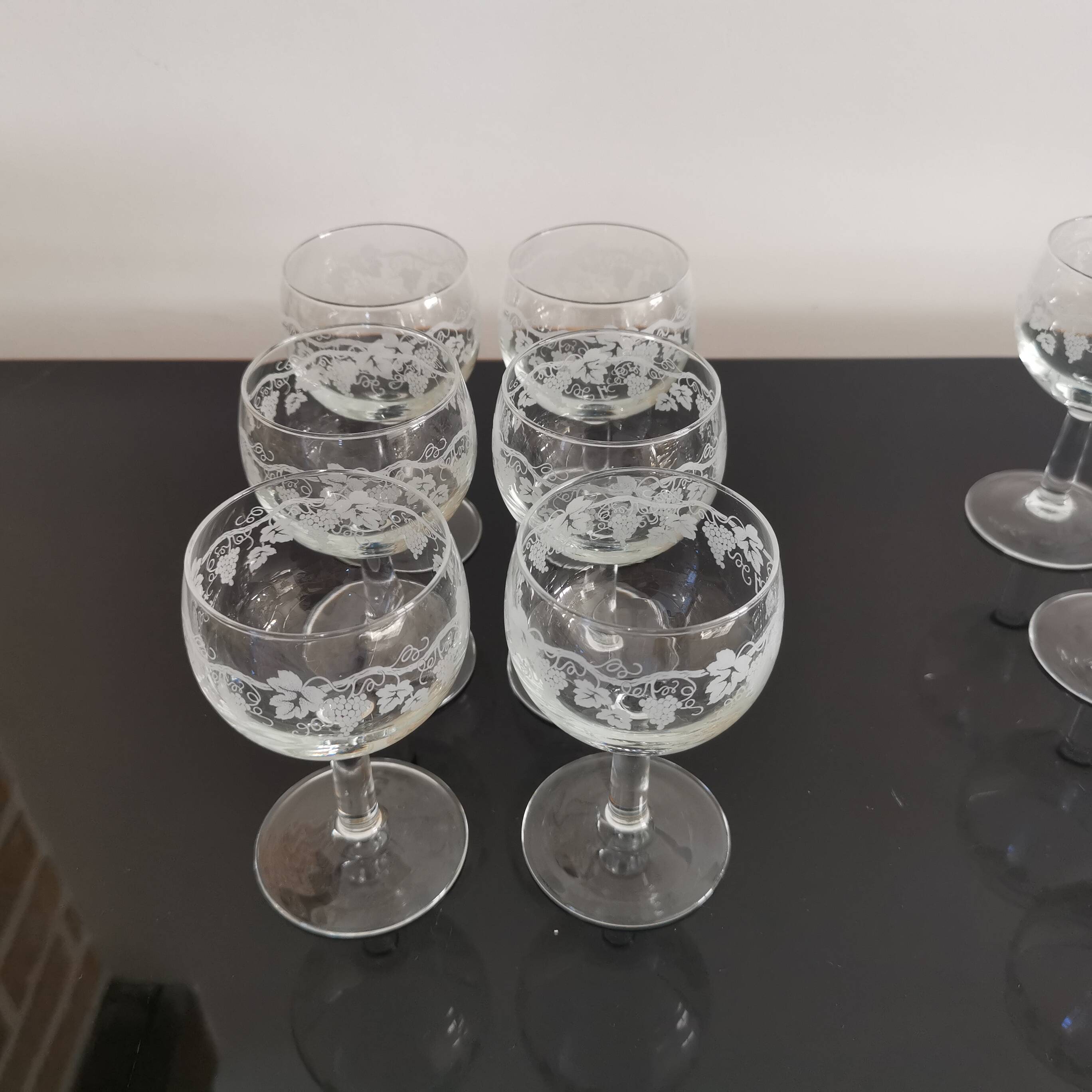 6 vintage “Henri Julien” white wine balloon glasses decorated with bunches of grapes LUMINARC
