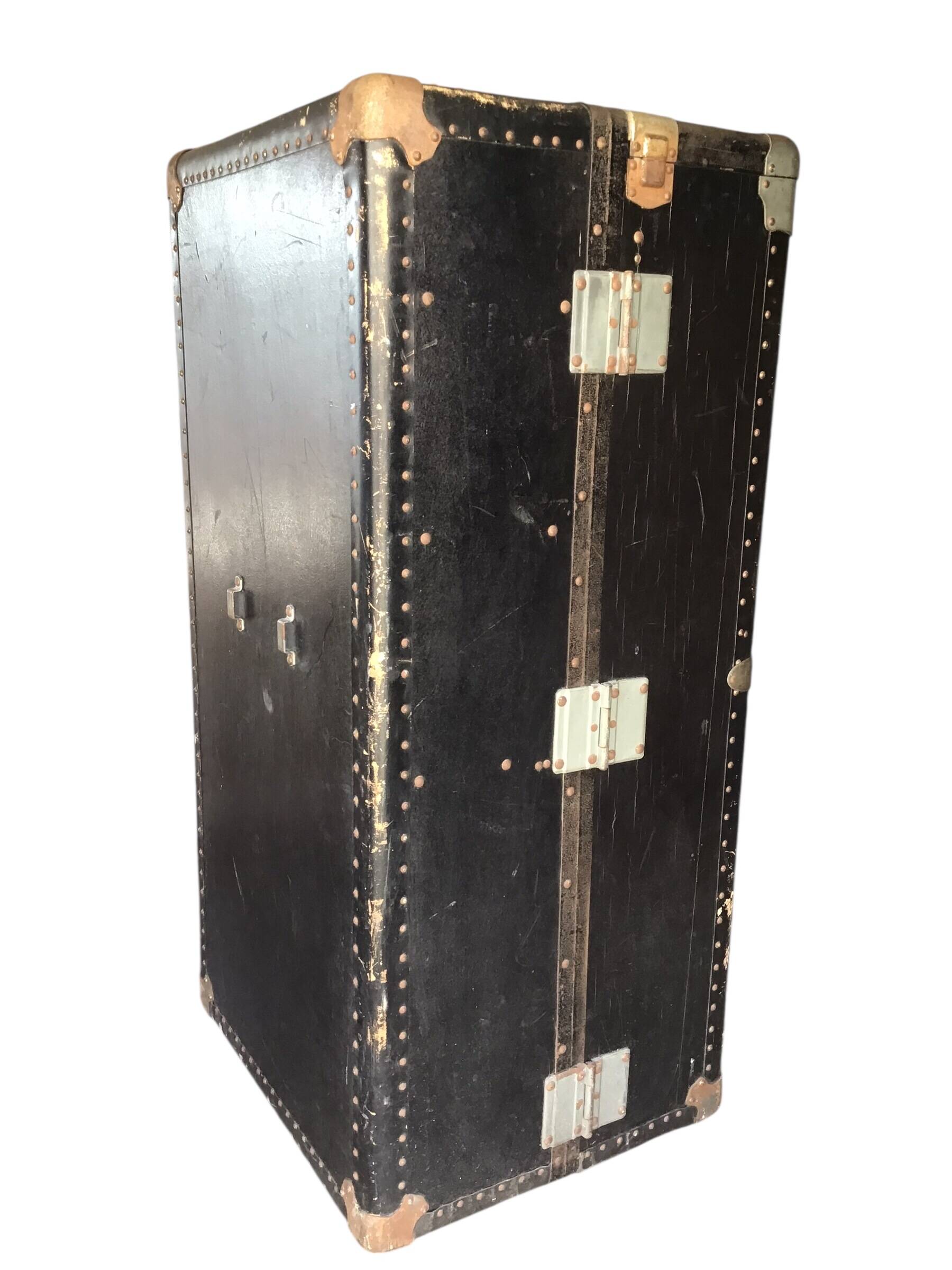 Antique vertical cabin trunk – 109 cm – parchment interior