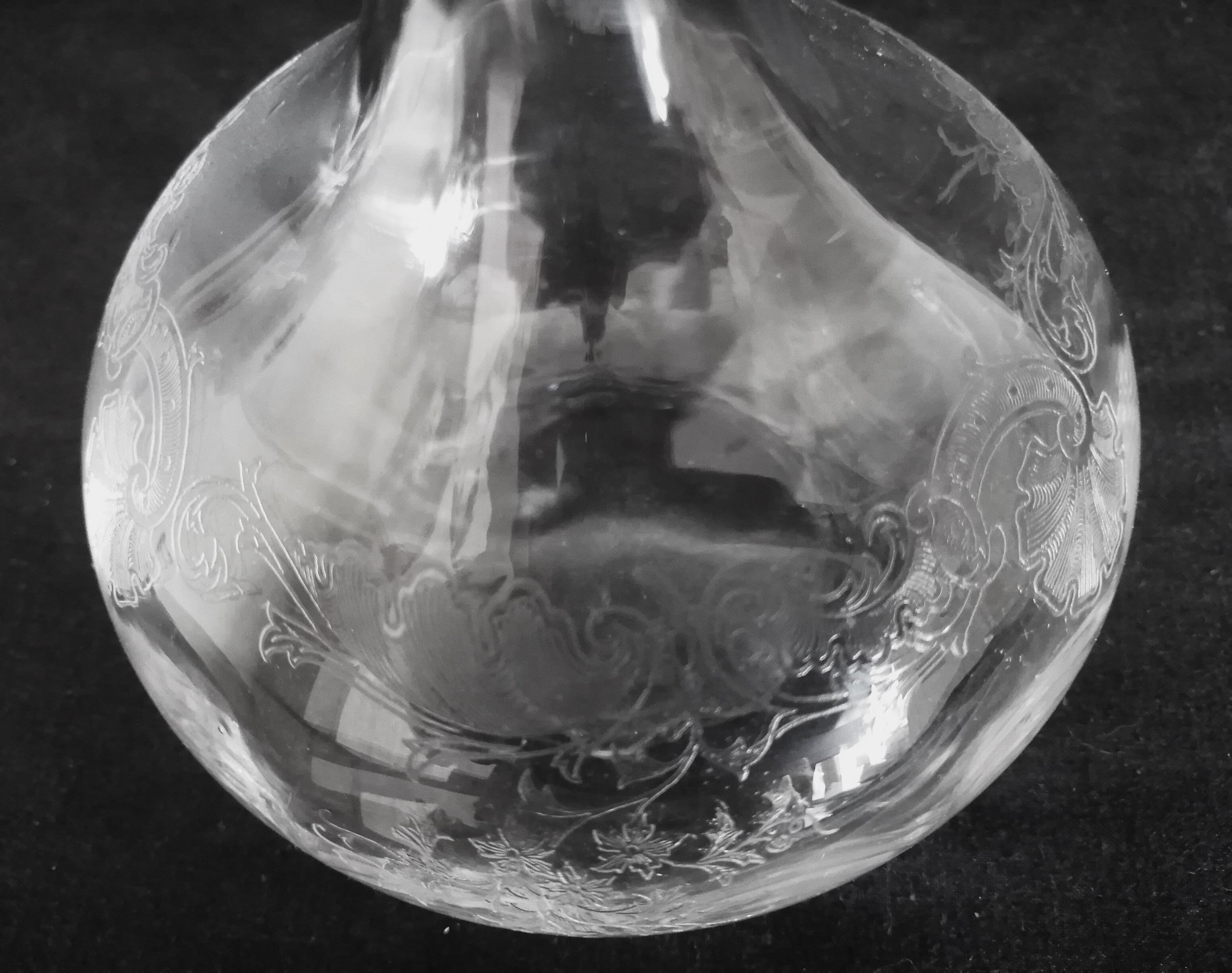 9 crystal white wine glasses from St. Louis model Cléo and their decanter.
