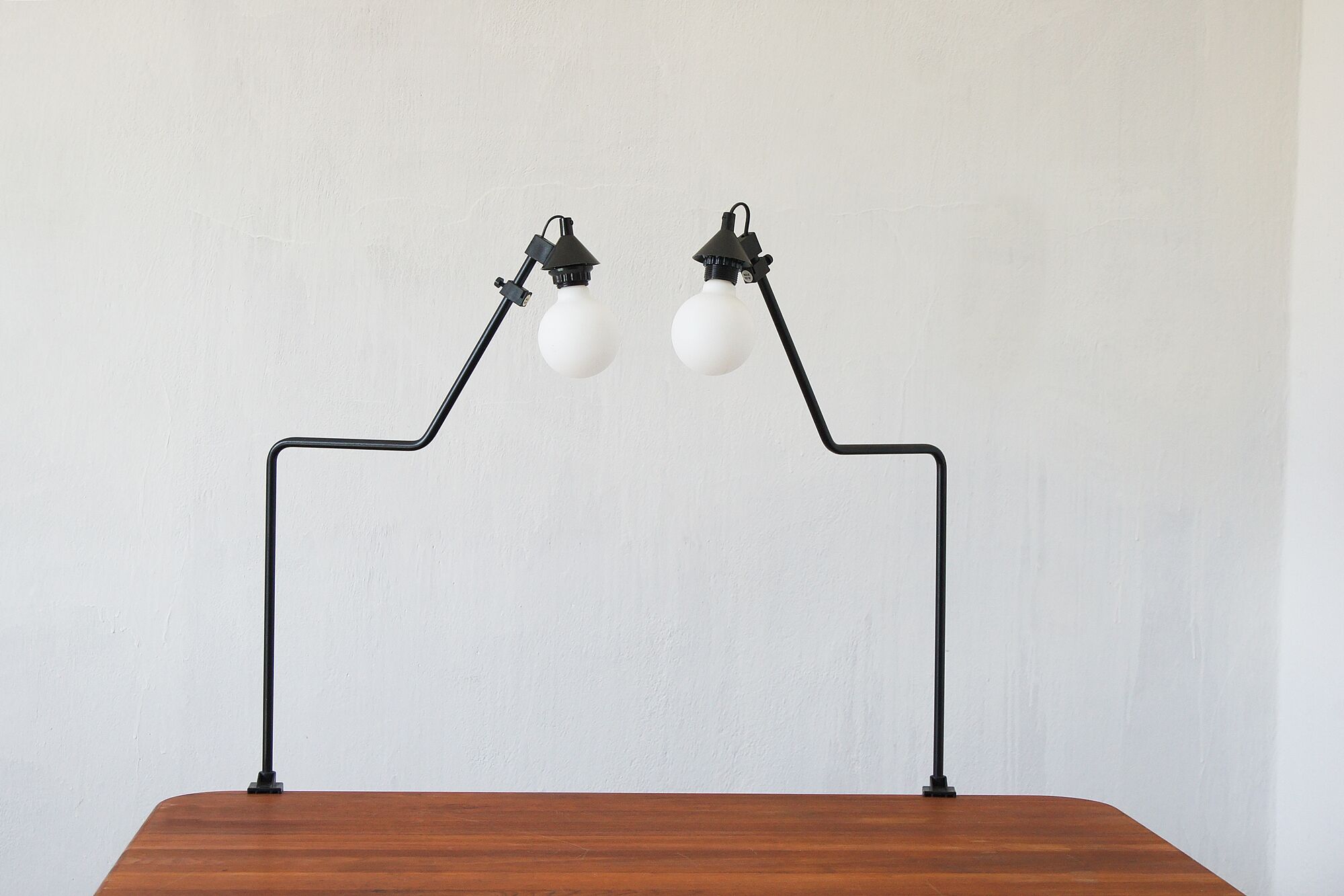 Minimalist desk lamp
